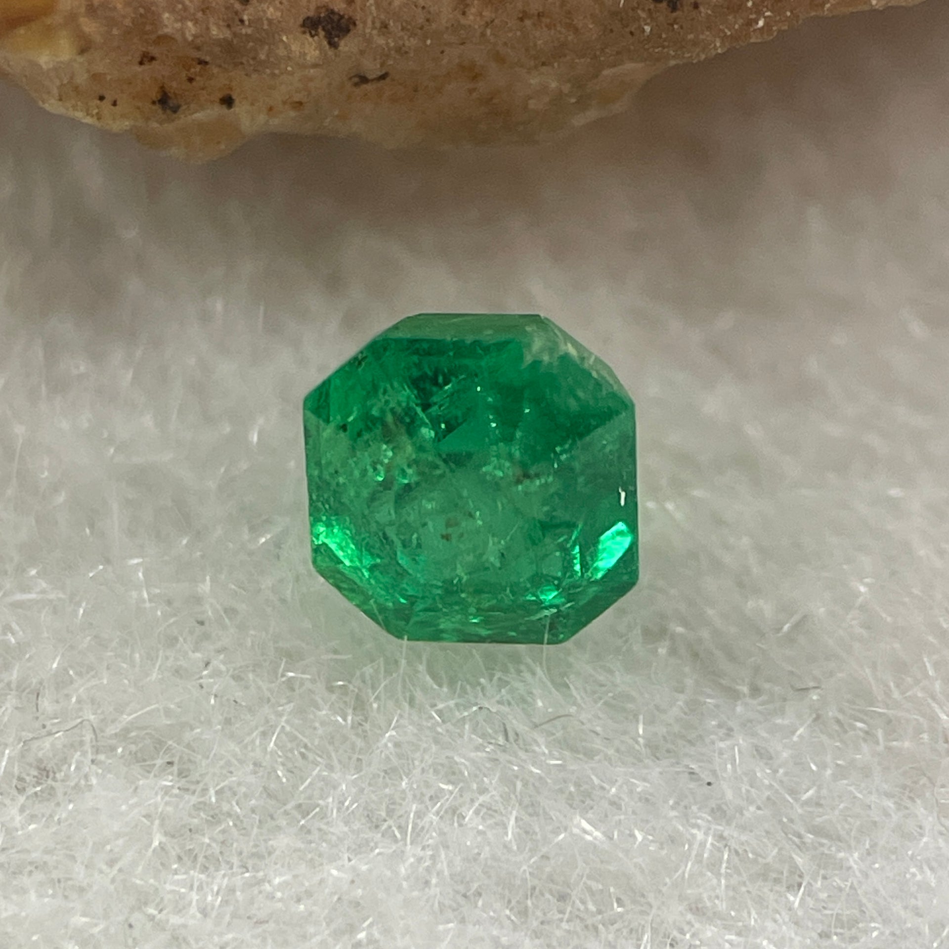 Natural Colombia Vivid Green Emerald (Beryl) Cut-Cornered Square Step cut 0.41ct 4.1 by 4.1 by 3.6mm - Huangs Jadeite and Jewelry Pte Ltd