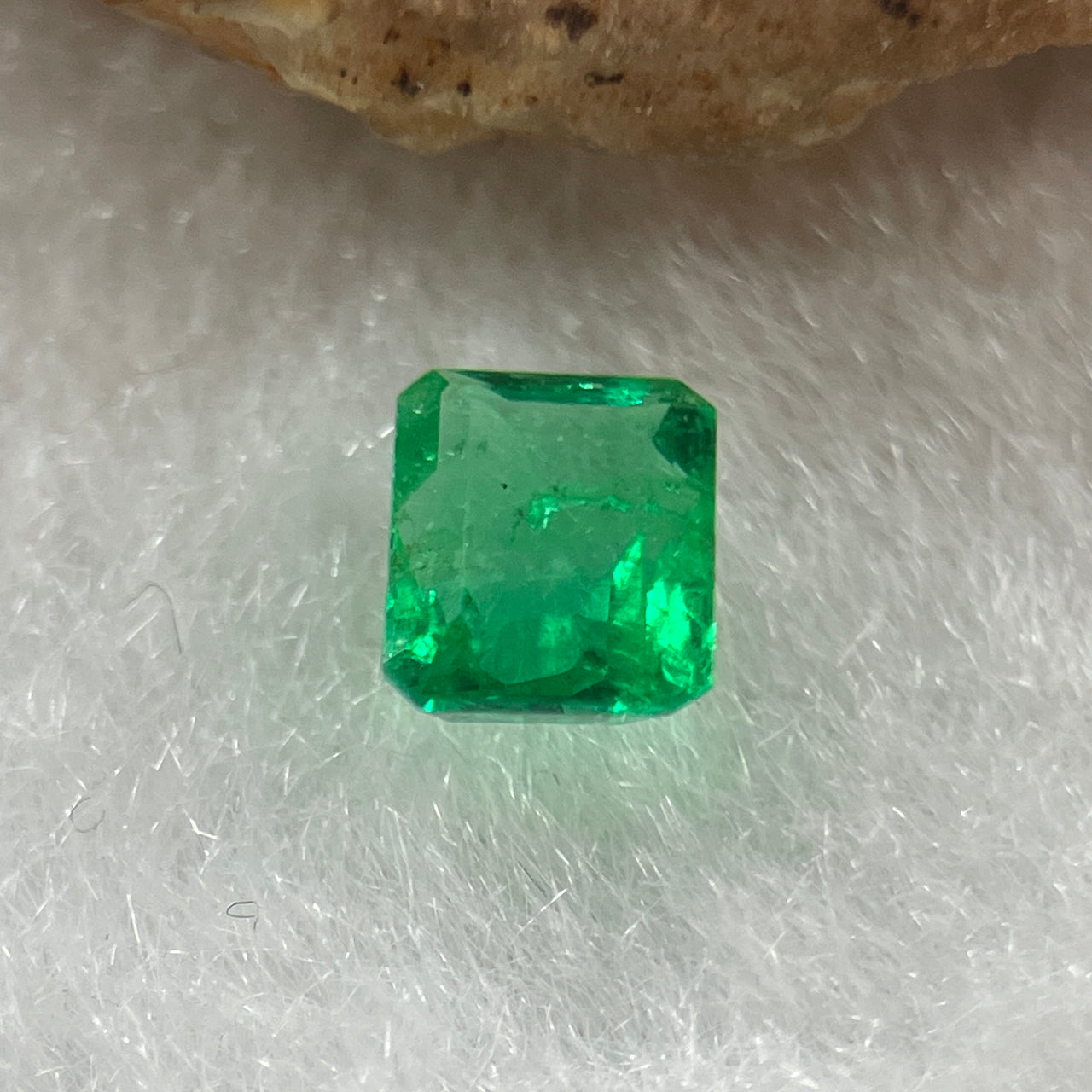 Natural Colombia Vivid Green Emerald (Beryl) Cut-Cornered Rectangle Step cut 0.42ct 5.1 by 4.1 by 2.6mm - Huangs Jadeite and Jewelry Pte Ltd