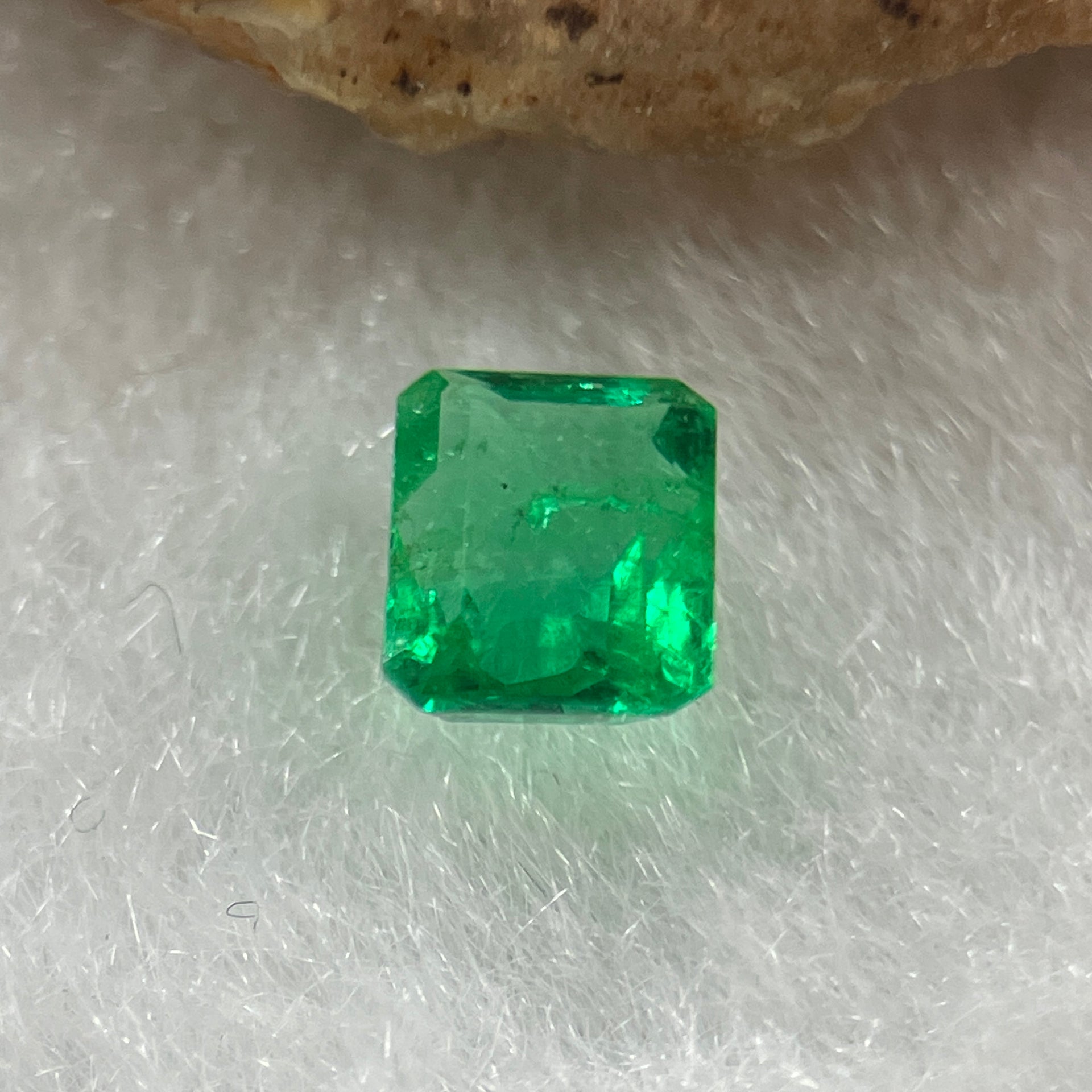 Natural Colombia Vivid Green Emerald (Beryl) Cut-Cornered Rectangle Step cut 0.42ct 5.1 by 4.1 by 2.6mm - Huangs Jadeite and Jewelry Pte Ltd