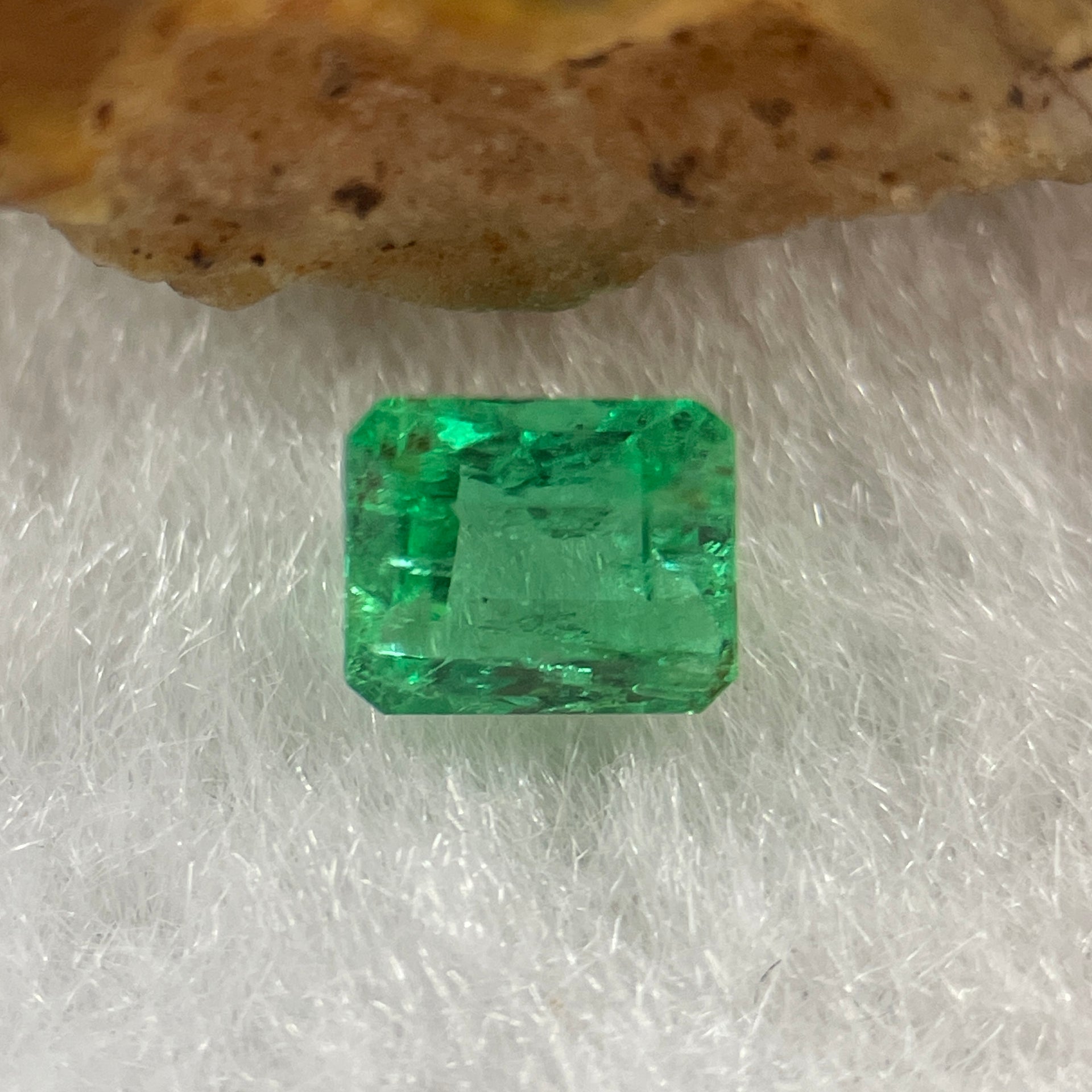 Natural Colombia Green Emerald (Beryl) Cut-Cornered Rectangular step cut 0.54ct 5.0 by 4.3 by 3.4mm - Huangs Jadeite and Jewelry Pte Ltd