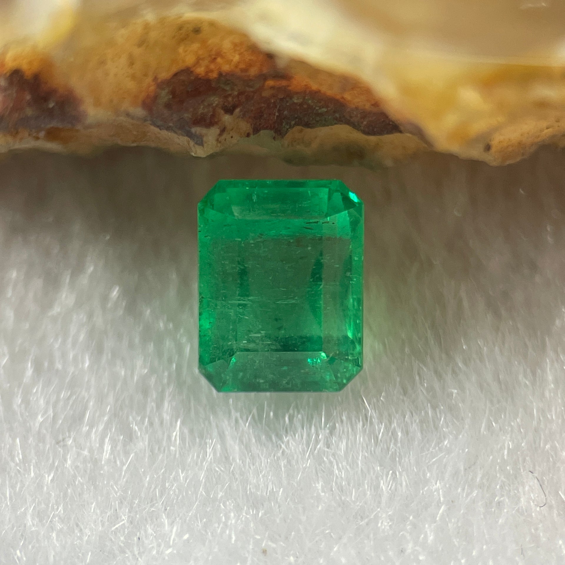 Natural Colombia Green Emerald (Beryl) Cut-Cornered Rectangular step cut 1.08ct 6.3 by 5.0 by 4.3mm - Huangs Jadeite and Jewelry Pte Ltd