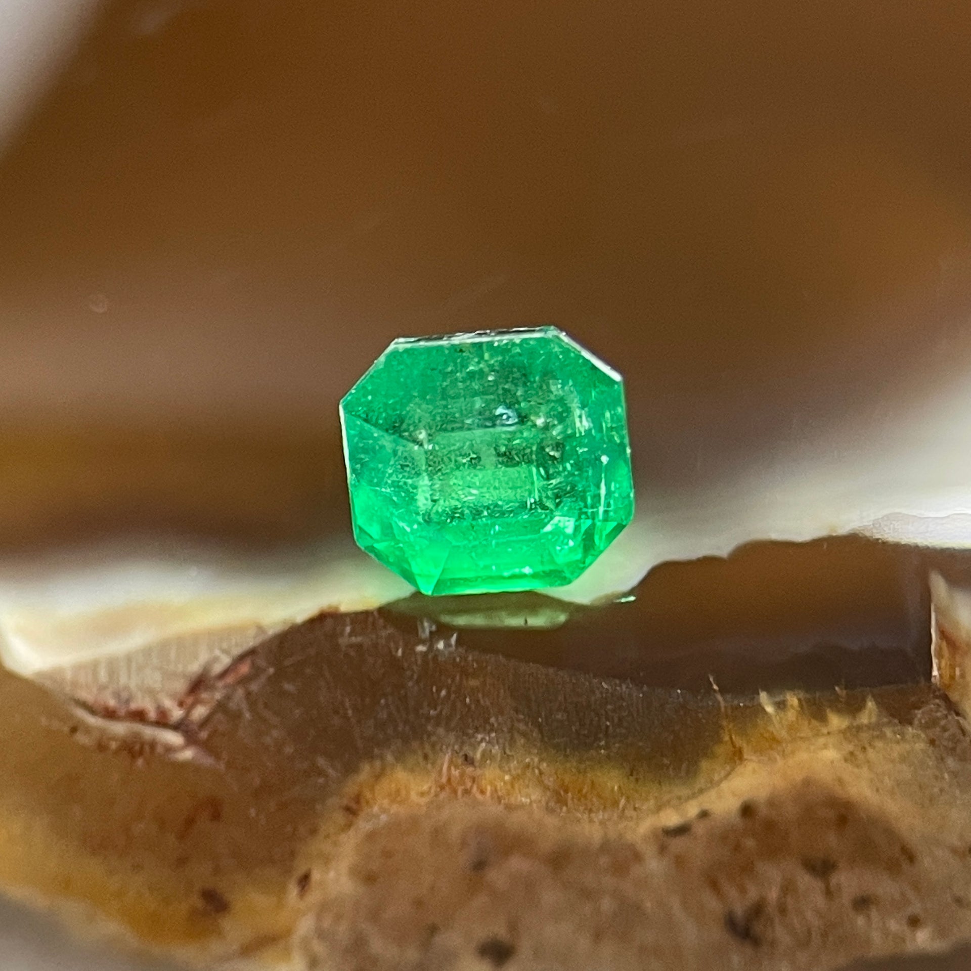 Natural Colombia Vivid Green Emerald (Beryl) Cut-Cornered Square Step cut 0.49ct 4.4 by 4.4 by 3.6mm - Huangs Jadeite and Jewelry Pte Ltd