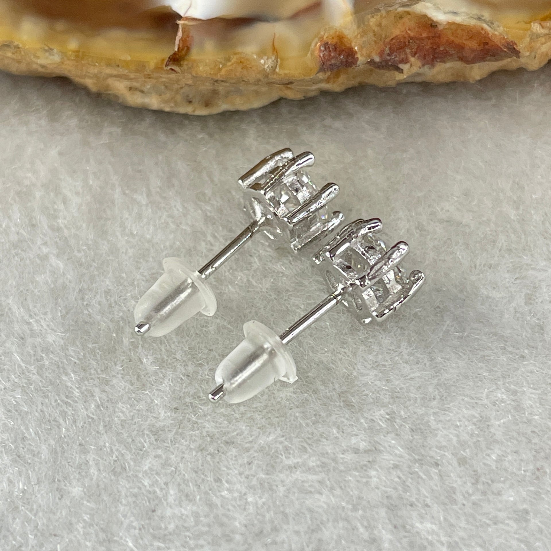 0.5 Ct Colourless Round Brilliant Diameter 5.0mm D VVS1 Excellent Cut Excellent Polish Excellent Symmetry None Florescence Moissanite in S925 Silver Earrings GRA 218444635 - Huangs Jadeite and Jewelry Pte Ltd