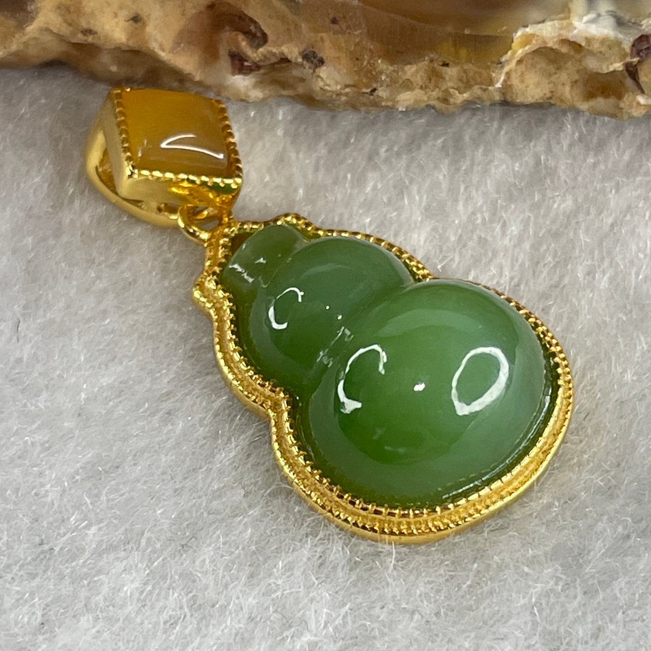 Natural Green Agate Chalcedony Hulu Pendant on S925 Sliver Gold Plated 2.28g 14.2 by 10.2 by 5.0mm - Huangs Jadeite and Jewelry Pte Ltd