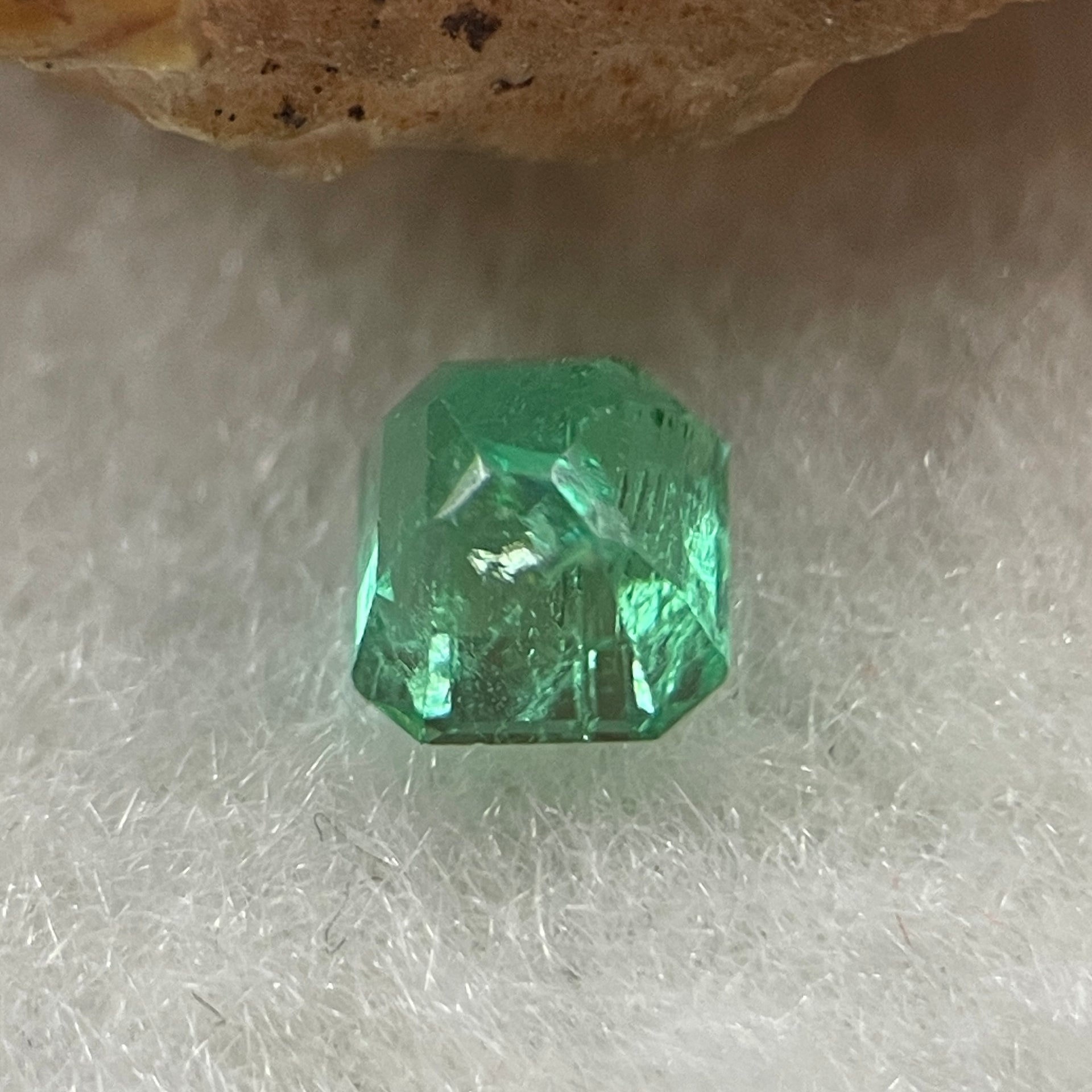 Natural Colombia Vivid Green Emerald (Beryl) Cut-Cornered Square Step cut 0.47ct 4.4 by 4.2 by 3.5mm - Huangs Jadeite and Jewelry Pte Ltd