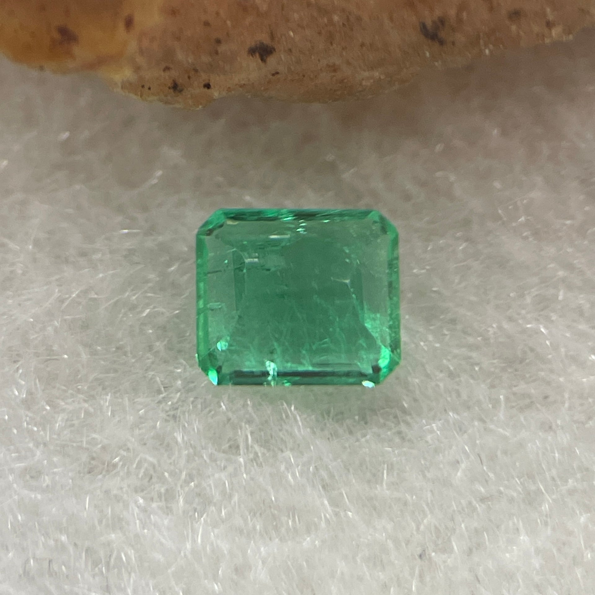 Natural Colombia Vivid Green Emerald (Beryl) Cut-Cornered Rectangular Step cut 0.41ct 4.9 by 4.3 by 2.4mm - Huangs Jadeite and Jewelry Pte Ltd