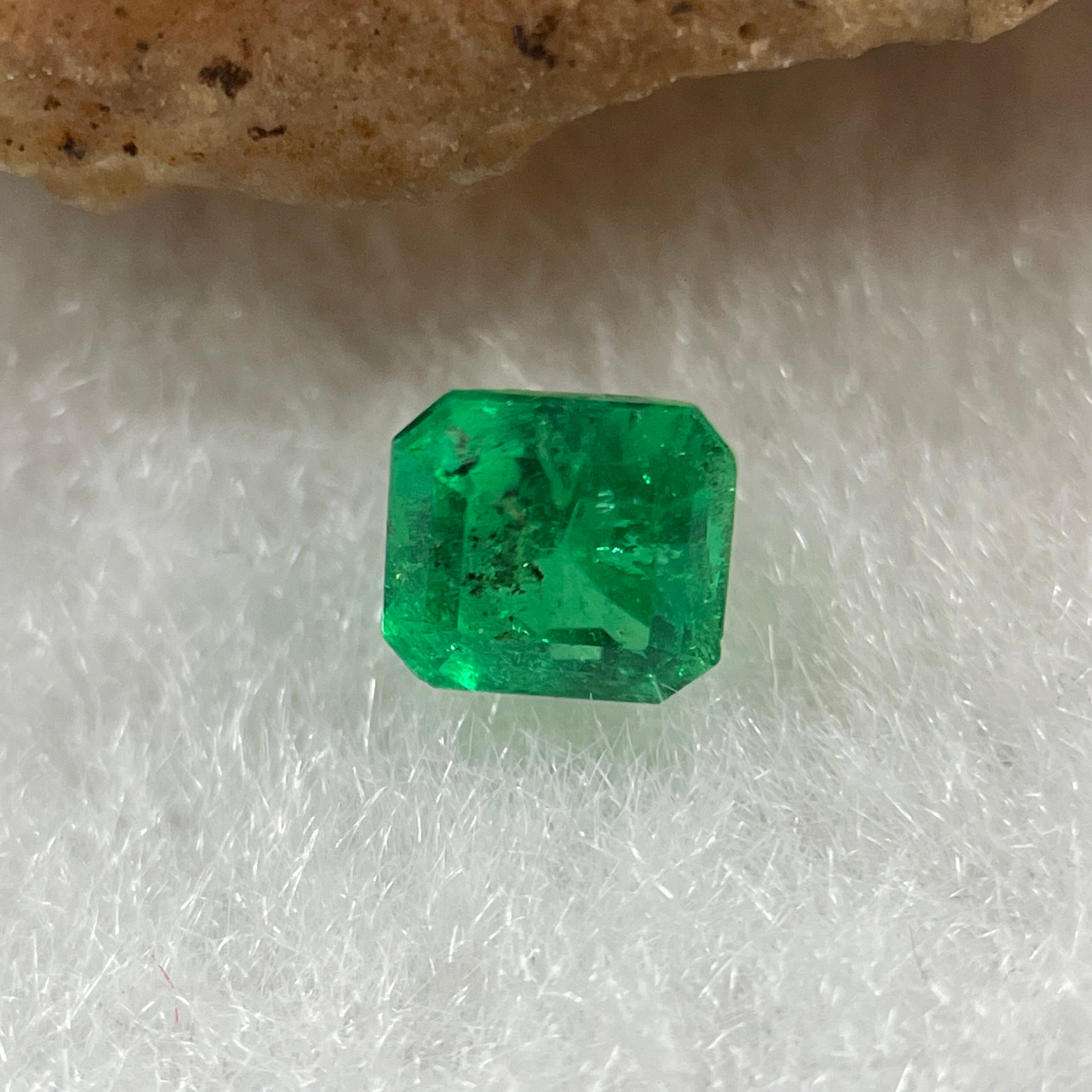 Natural Colombia Vivid Green Emerald (Beryl) Cut-Cornered Rectangular Step cut 0.41ct 4.4 by 4.1 by 3.2mm - Huangs Jadeite and Jewelry Pte Ltd