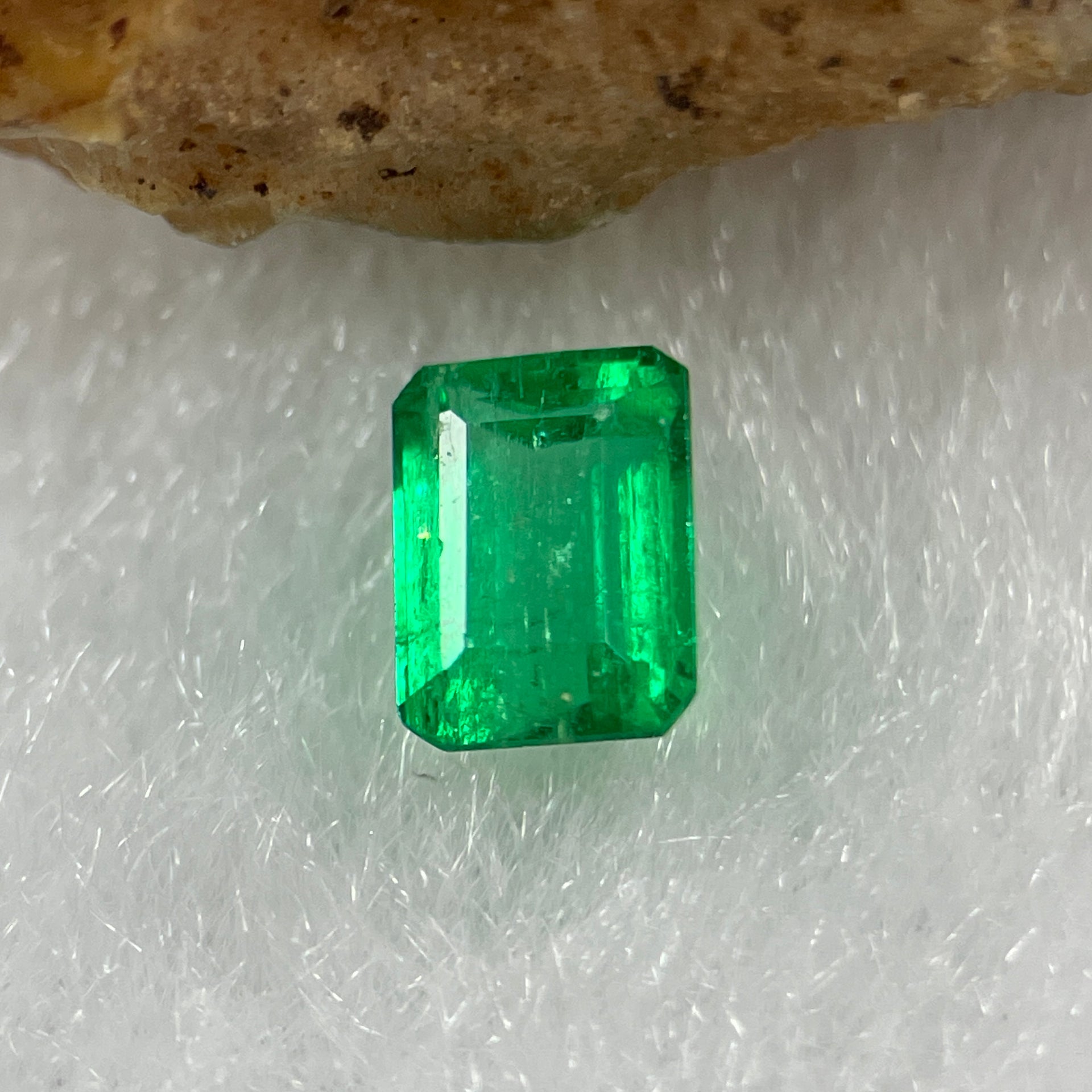 Natural Colombia Vivid Green Emerald (Beryl) Cut-Cornered Rectangle Step cut 0.48ct 5.2 by 3.9 by 3.0mm - Huangs Jadeite and Jewelry Pte Ltd