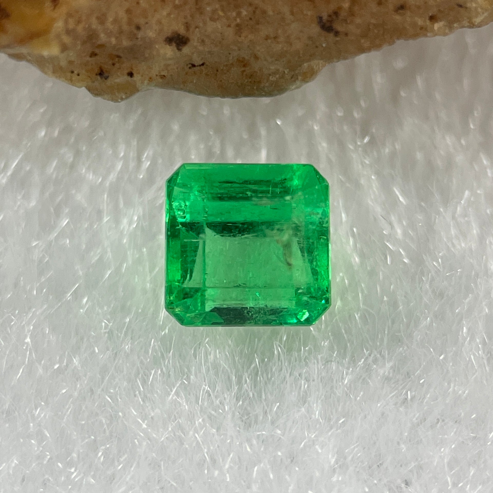 Natural Colombia Vivid Green Emerald (Beryl) Cut-Cornered Square Step cut 0.48ct 4.4 by 4.4 by 3.3mm - Huangs Jadeite and Jewelry Pte Ltd