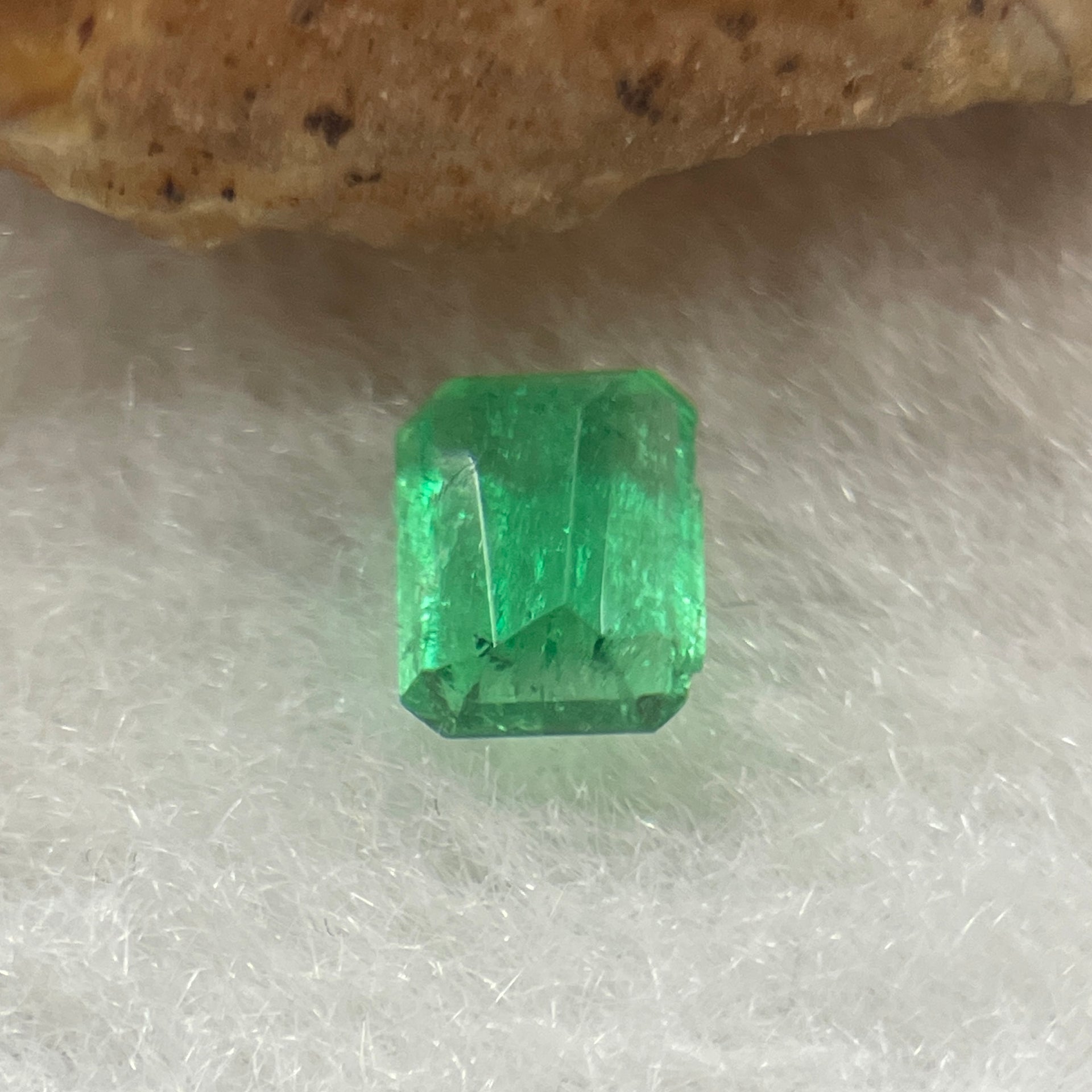Natural Colombia Vivid Green Emerald (Beryl) Cut-Cornered Rectangular Step cut 0.40ct 5.2 by 3.5 by 2.4mm - Huangs Jadeite and Jewelry Pte Ltd