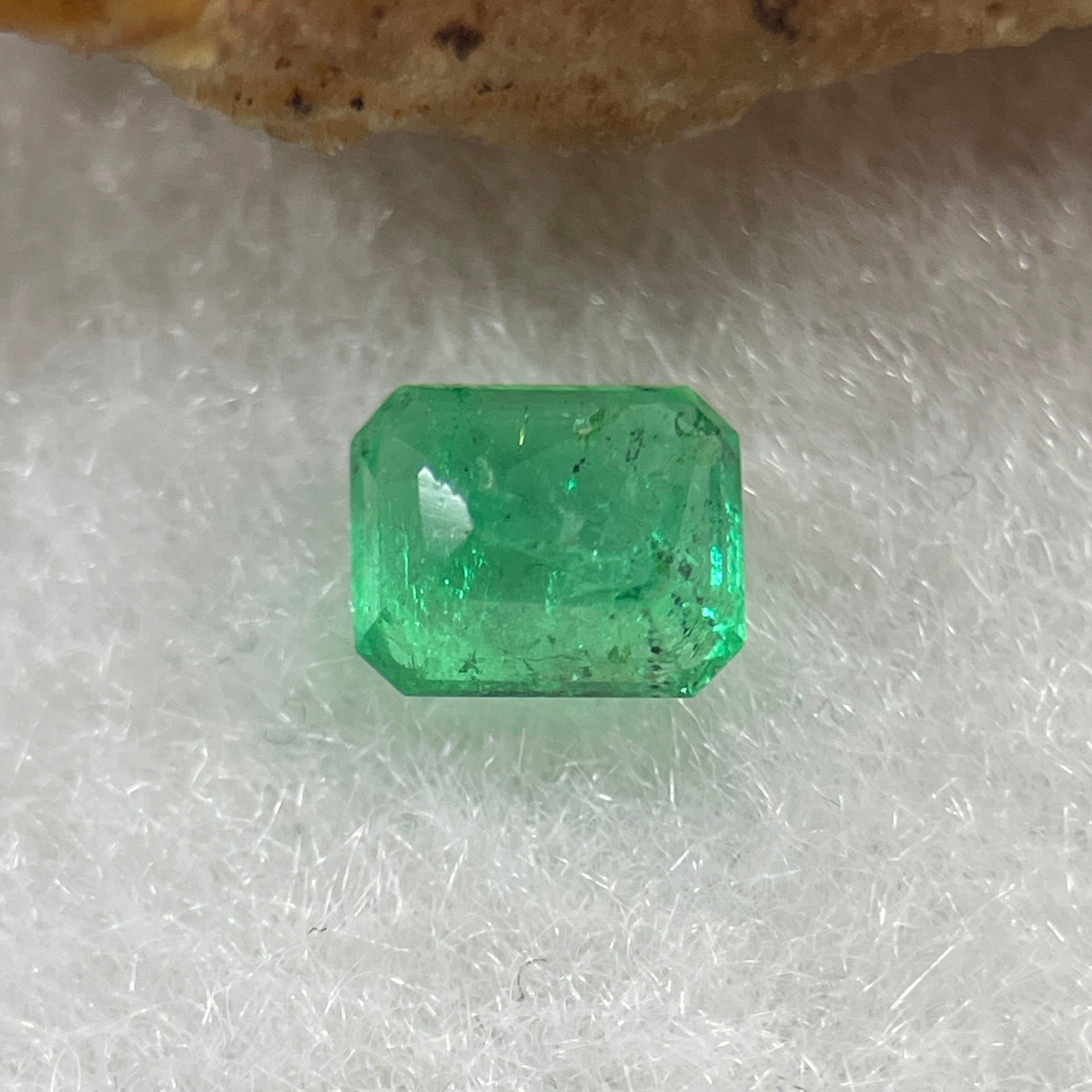 Natural Colombia Vivid Green Emerald (Beryl) Cut-Cornered Rectangular Step cut 0.43ct 5.0 by 4.0 by 2.6mm - Huangs Jadeite and Jewelry Pte Ltd