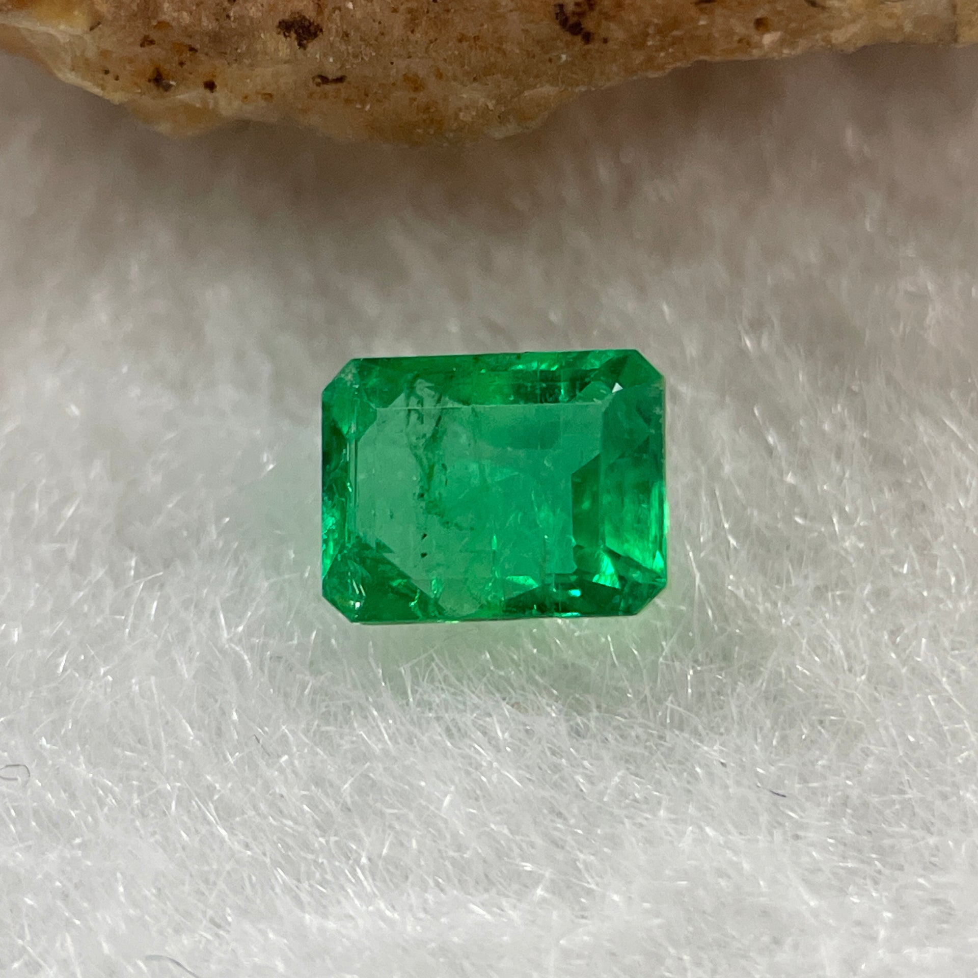 Natural Colombia Vivid Green Emerald (Beryl) Cut-Cornered Rectangle Step cut 0.42ct 5.1 by 4.1 by 2.6mm - Huangs Jadeite and Jewelry Pte Ltd