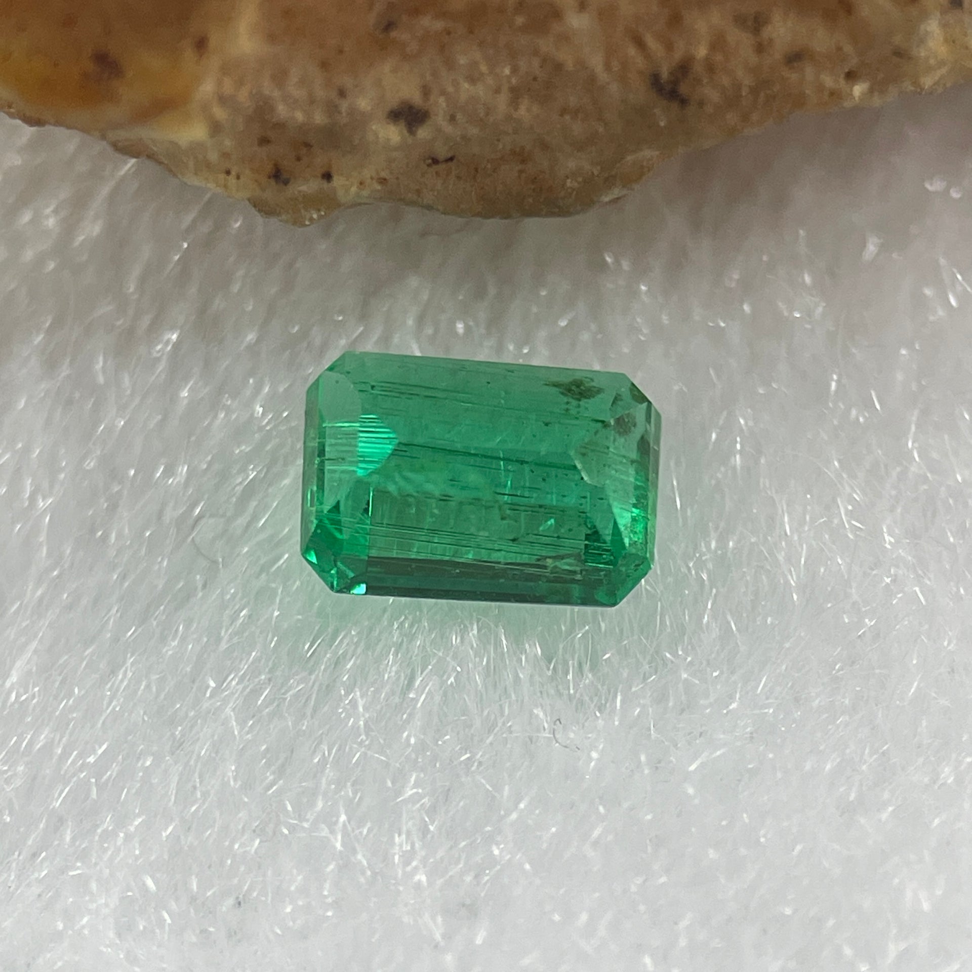 Natural Colombia Vivid Green Emerald (Beryl) Cut-Cornered Rectangular Step cut 0.48ct 5.6 by 4.2 by 2.6mm - Huangs Jadeite and Jewelry Pte Ltd