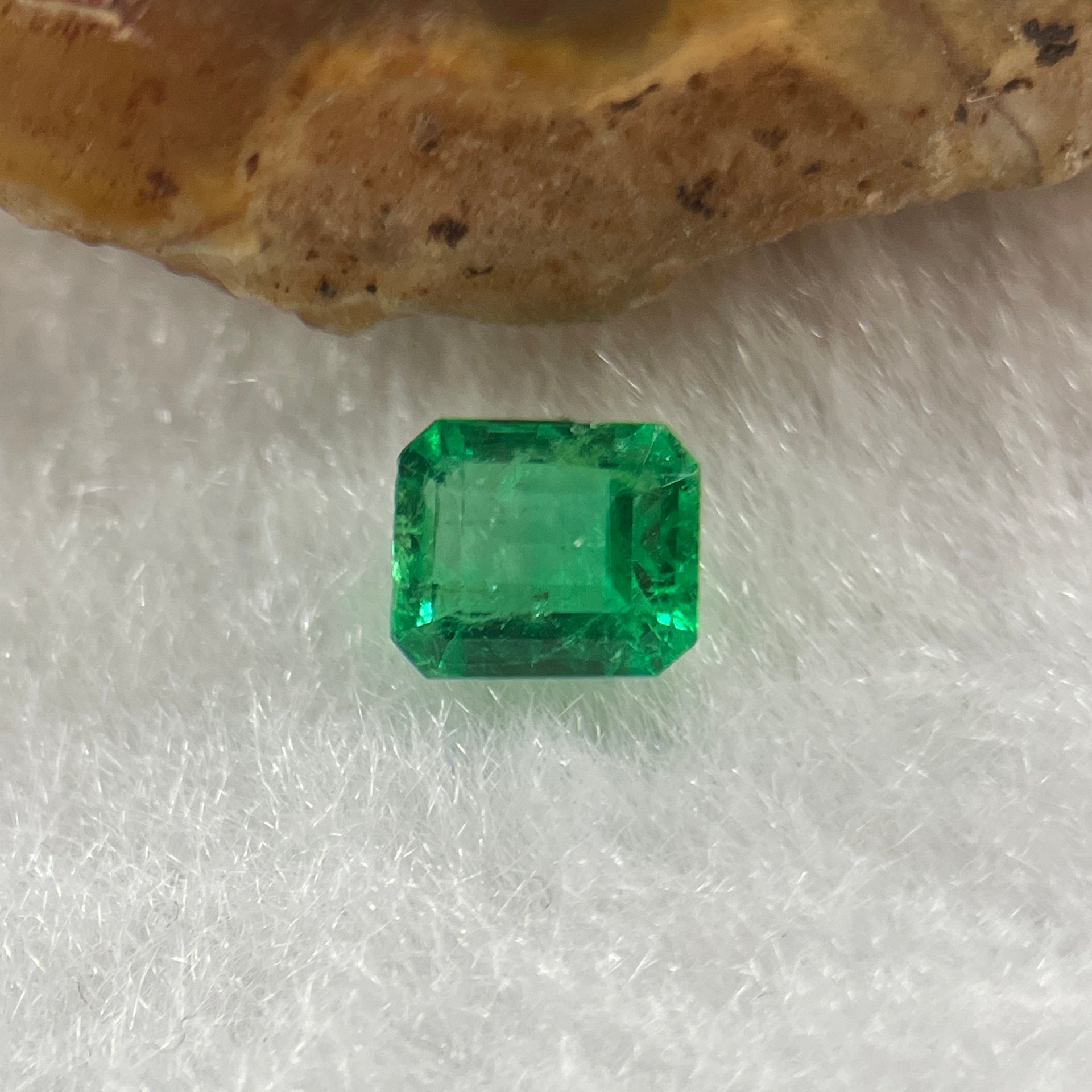 Natural Colombia Green Emerald (Beryl) Cut-Cornered Rectangular step cut 0.51ct 5.0 by 4.2 by 3.1mm - Huangs Jadeite and Jewelry Pte Ltd
