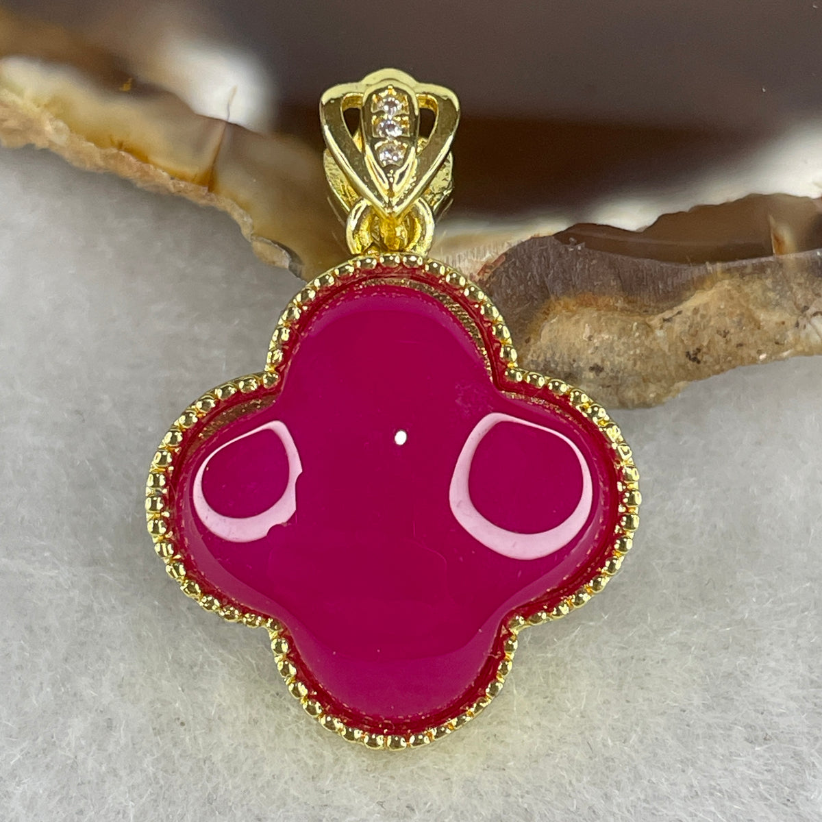 Natural Red Agate Four-Leaf Clover Charm Pendant with Gold-Tone Setting | Vibrant Carnelian Good Luck Talisman (4.93g | 15.3 x 3.0mm)