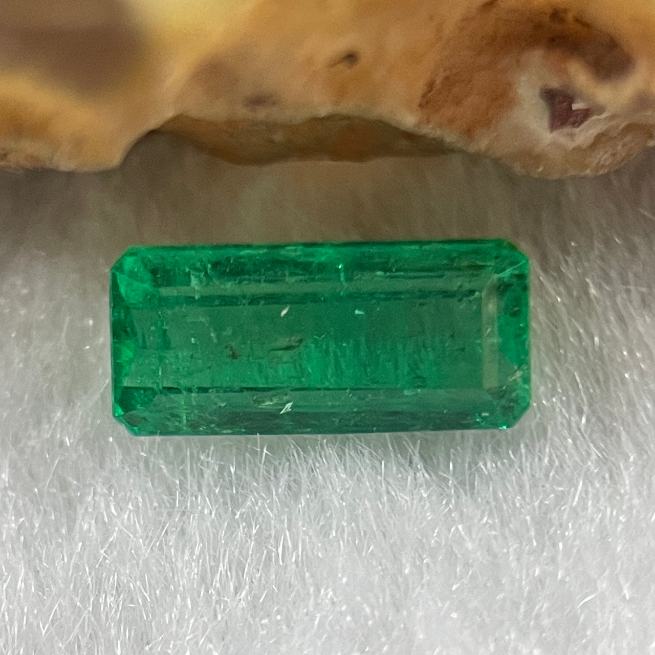 Natural Colombia Green Emerald (Beryl) Cut-Cornered Rectangular step cut 0.88ct 8.5 by 3.8 by 2.8mm - Huangs Jadeite and Jewelry Pte Ltd