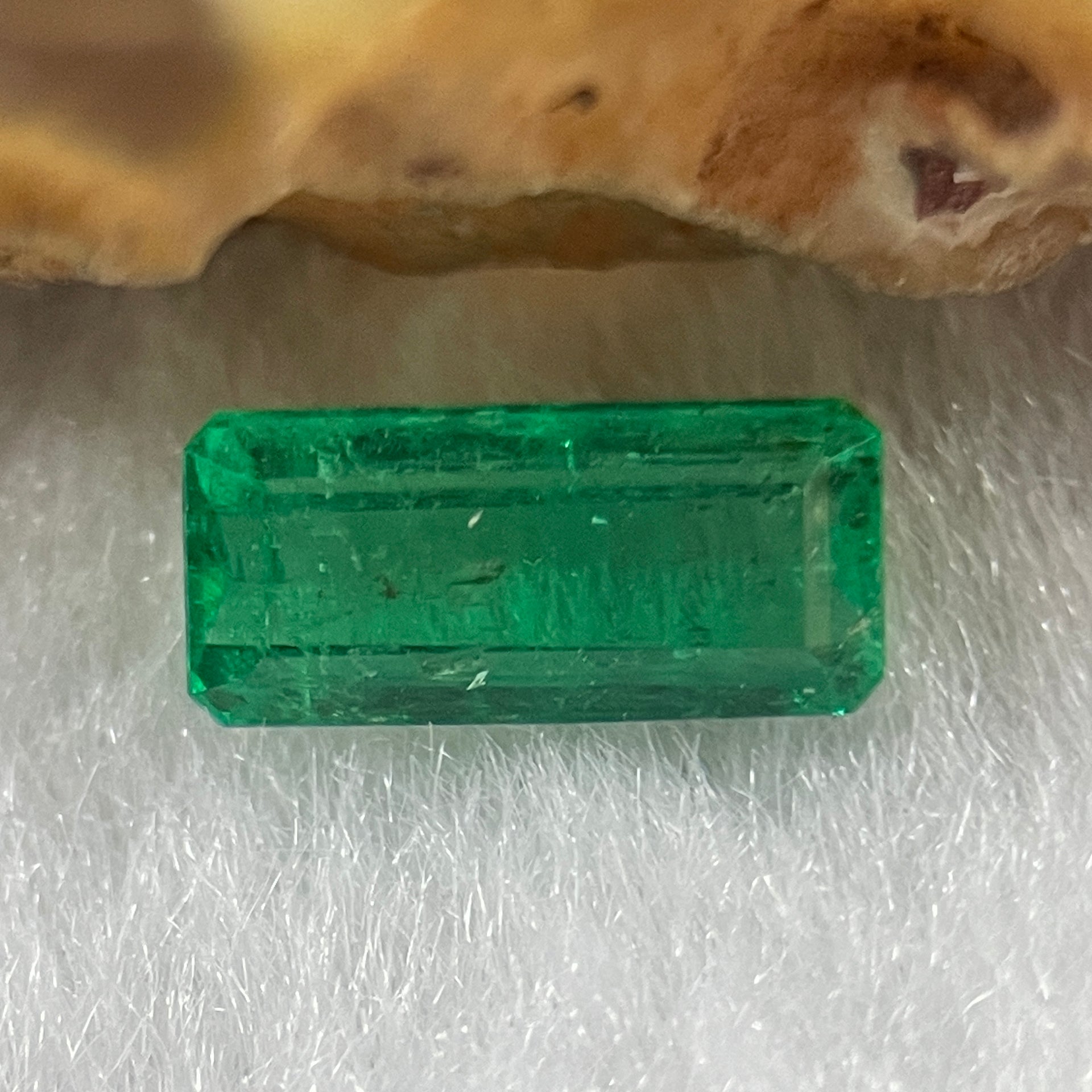 Natural Colombia Green Emerald (Beryl) Cut-Cornered Rectangular step cut 0.88ct 8.5 by 3.8 by 2.8mm - Huangs Jadeite and Jewelry Pte Ltd