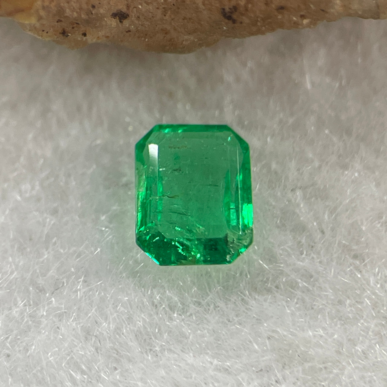 Natural Colombia Vivid Green Emerald (Beryl) Cut-Cornered Rectangular Step cut 0.42ct 5.4 by 4.4 by 2.1mm - Huangs Jadeite and Jewelry Pte Ltd