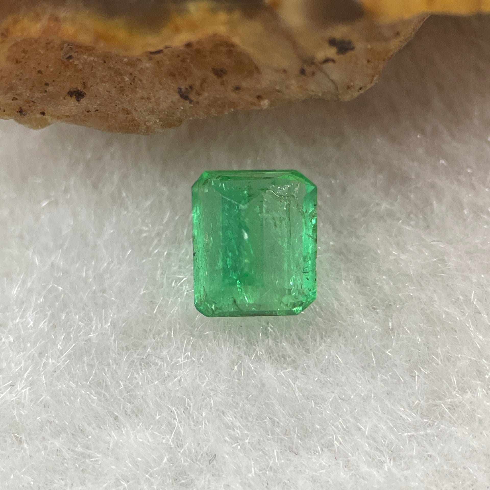 Natural Colombia Green Emerald (Beryl) Cut-Cornered Rectangular step cut 0.60ct 5.6 by 4.9 by 2.9mm - Huangs Jadeite and Jewelry Pte Ltd