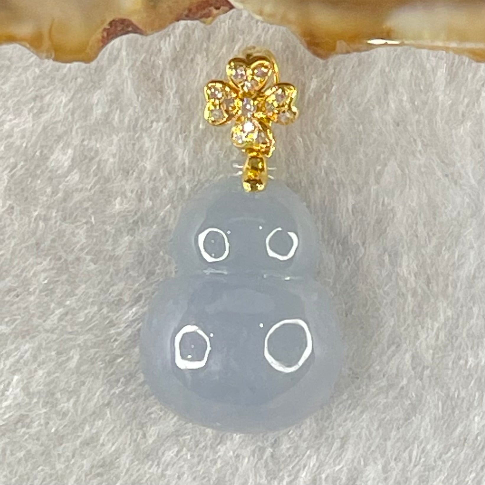 Type A Semi Icy Deep Lavender Jadeite Hulu and Diamonds in 18K AU750 Yellow Gold Four Leaf Clover Pendant 2.19g 15.8 by 11.9 by 6.2mm - Huangs Jadeite and Jewelry Pte Ltd