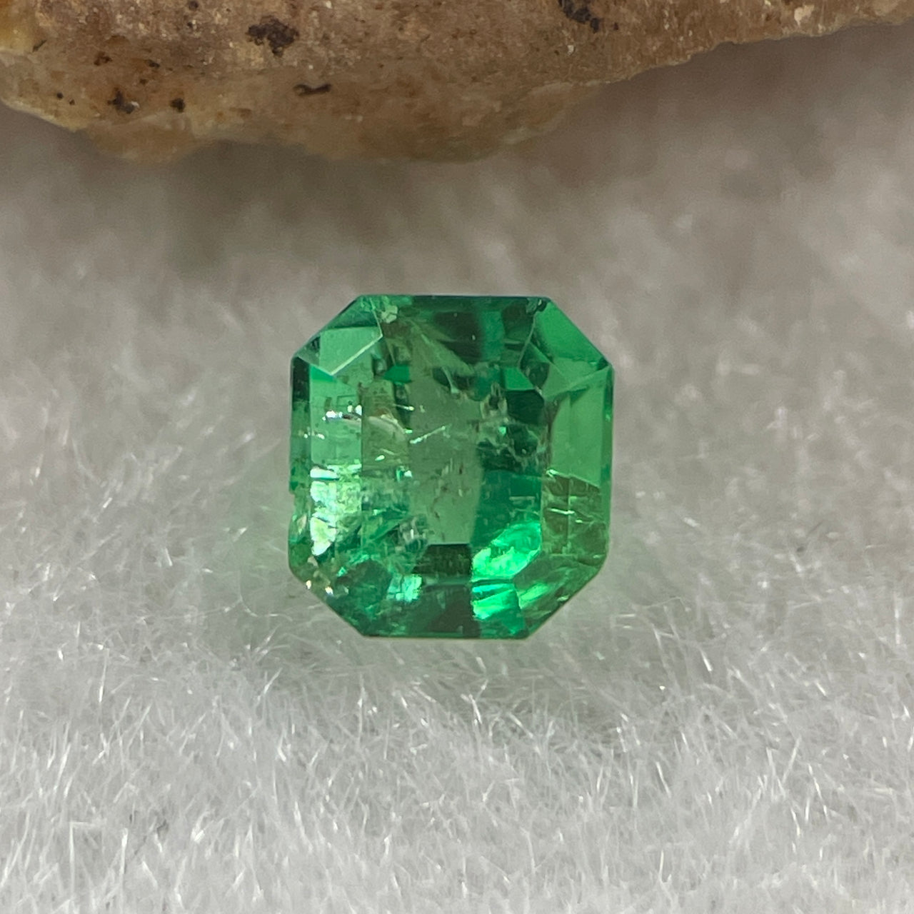Natural Colombia Vivid Green Emerald (Beryl) Cut-Cornered Rectangular Step cut 0.42ct 4.5 by 4.2 by 3.4mm - Huangs Jadeite and Jewelry Pte Ltd