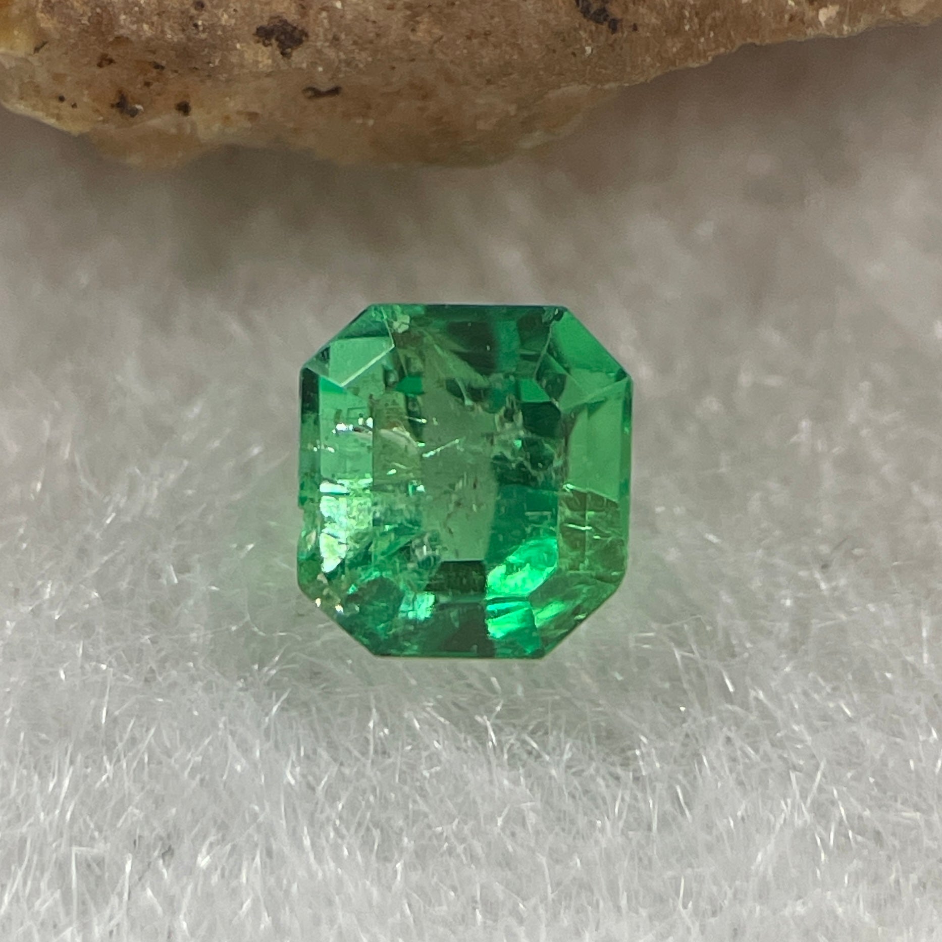 Natural Colombia Vivid Green Emerald (Beryl) Cut-Cornered Rectangular Step cut 0.42ct 4.5 by 4.2 by 3.4mm - Huangs Jadeite and Jewelry Pte Ltd
