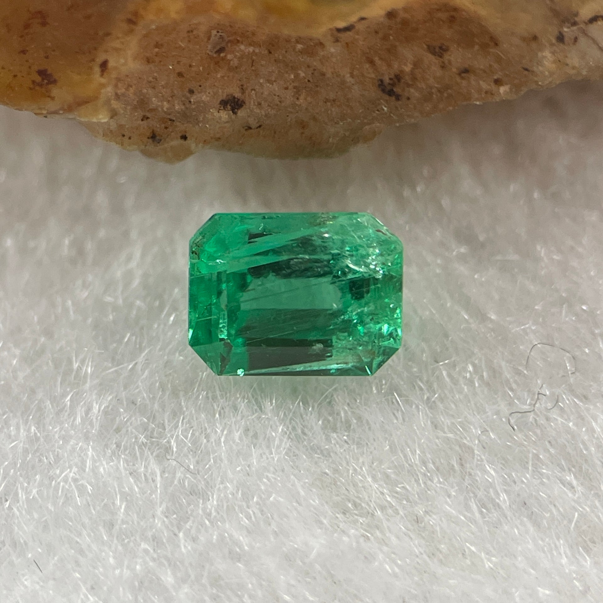 Natural Colombia Green Emerald (Beryl) Cut-Cornered Rectangular step cut 0.56ct 5.4 by 4.3 b y 3.6mm - Huangs Jadeite and Jewelry Pte Ltd