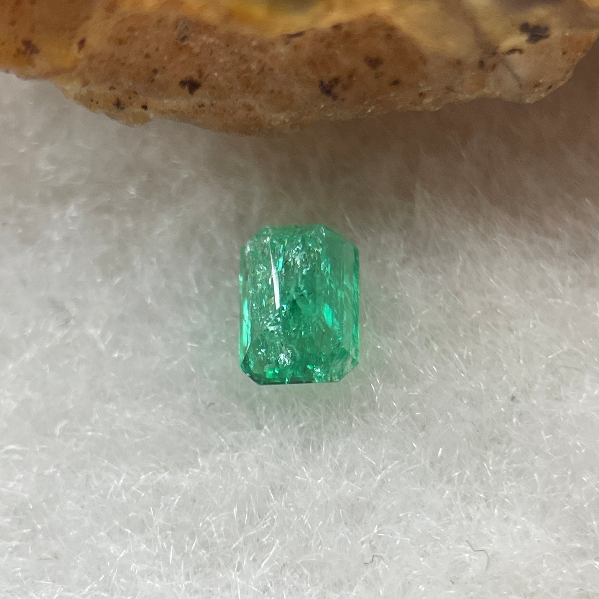 Natural Colombia Vivid Green Emerald (Beryl) Cut-Cornered Rectangular Step cut 0.41ct 5.0 by 3.6 by 2.9mm - Huangs Jadeite and Jewelry Pte Ltd