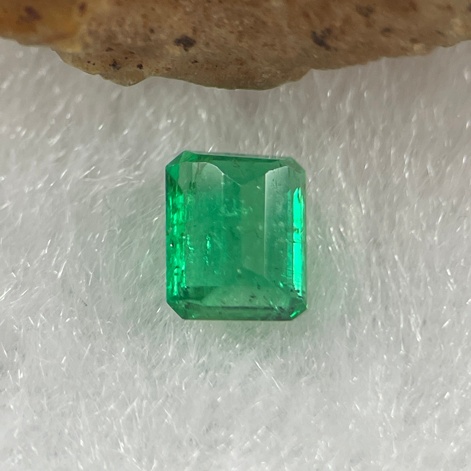 Natural Colombia Vivid Green Emerald (Beryl) Cut-Cornered Rectangular Step cut 0.48ct 5.2 by 4.4 by 2.7mm - Huangs Jadeite and Jewelry Pte Ltd
