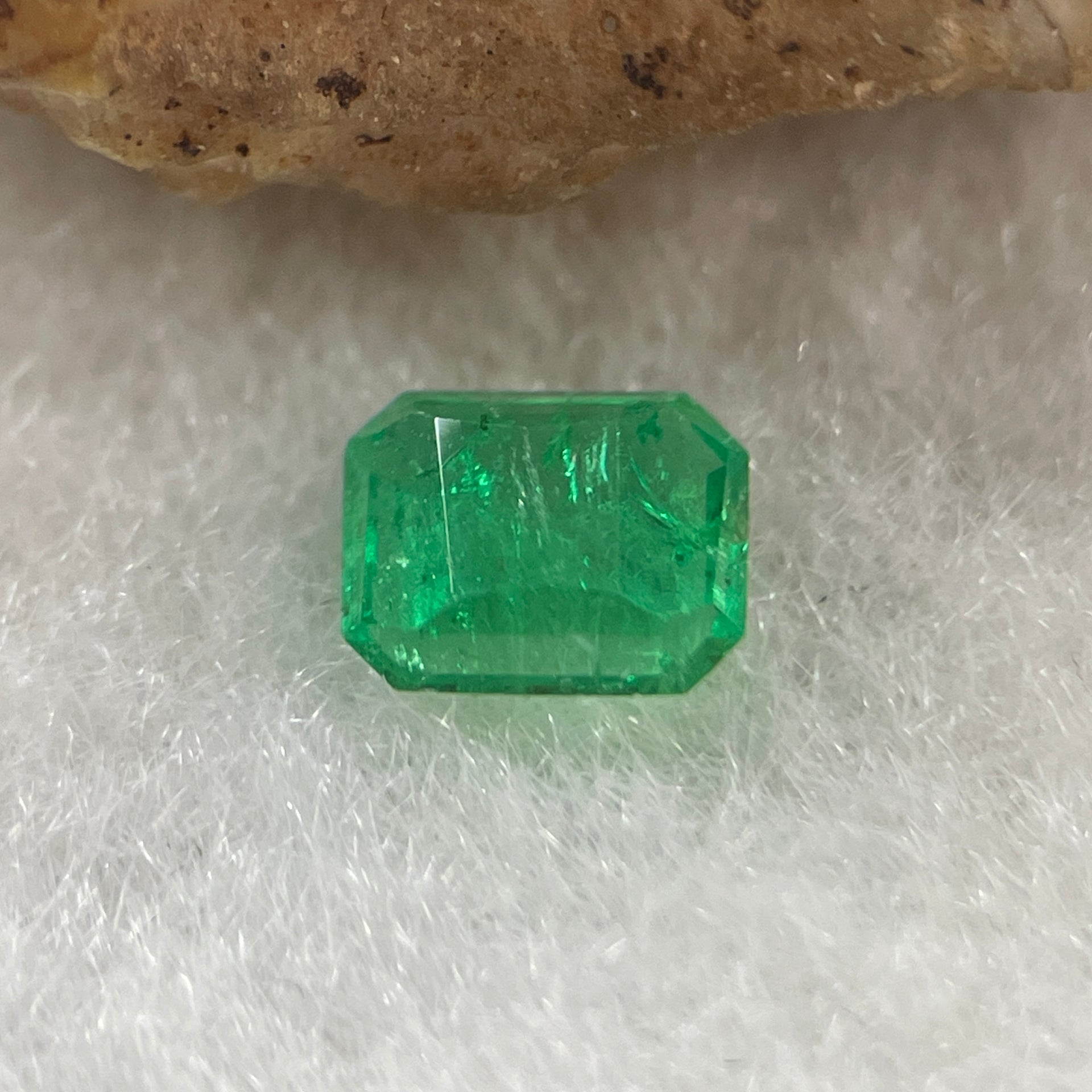 Natural Colombia Vivid Green Emerald (Beryl) Cut-Cornered Rectangular Step cut 0.42ct 5.4 by 4.4 by 2.1mm - Huangs Jadeite and Jewelry Pte Ltd