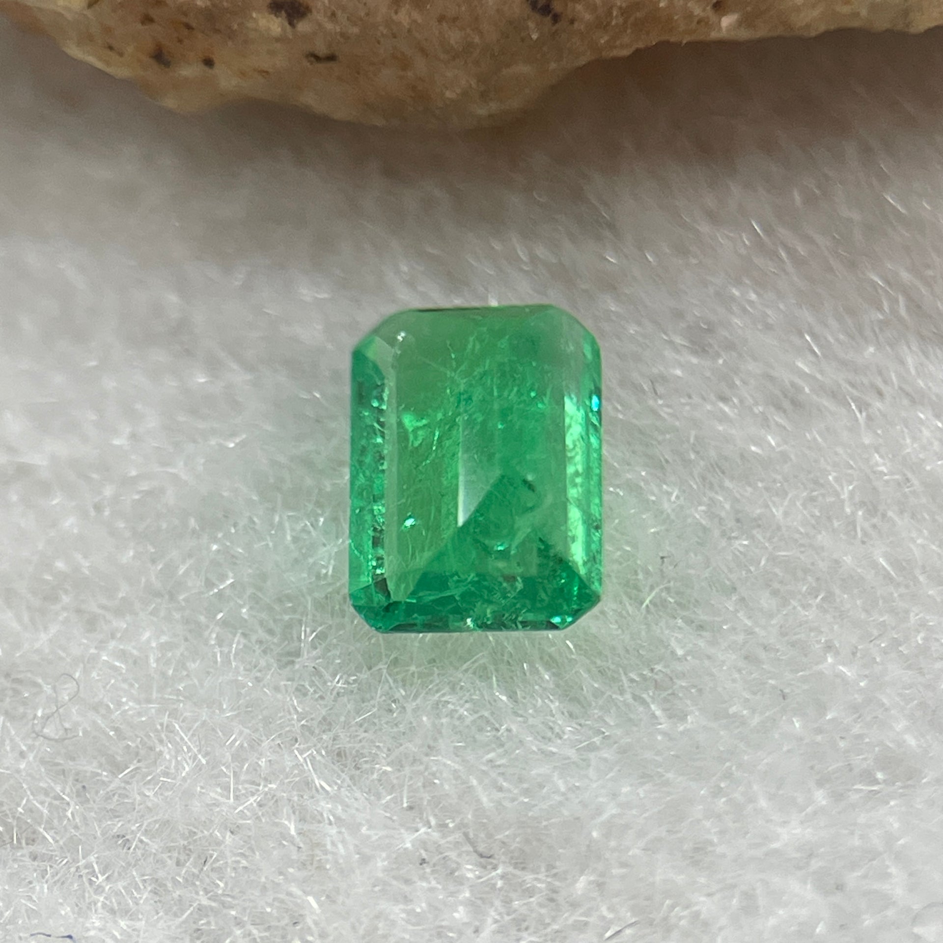 Natural Colombia Vivid Green Emerald (Beryl) Cut-Cornered Rectangular Step cut 0.44ct 5.8 by 4.0 by 2.6mm - Huangs Jadeite and Jewelry Pte Ltd