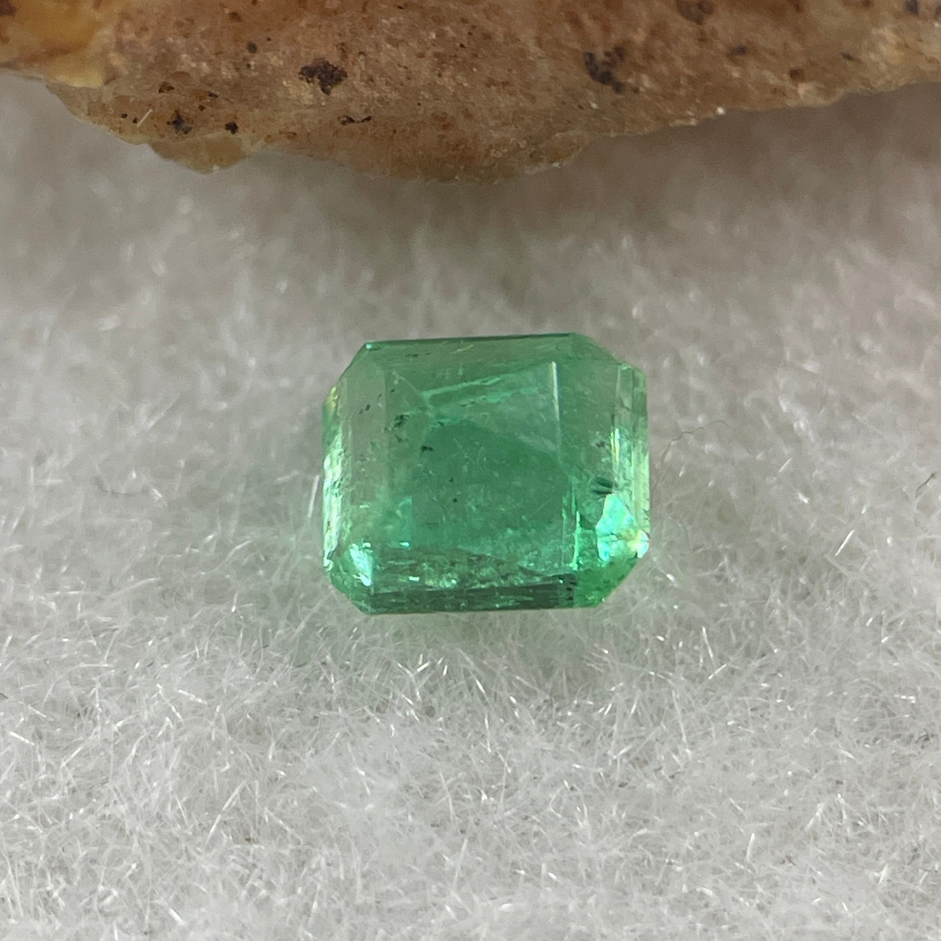 Natural Colombia Vivid Green Emerald (Beryl) Cut-Cornered Rectangle Step cut 0.46ct 4.8 by 4.2 by 3.0mm - Huangs Jadeite and Jewelry Pte Ltd