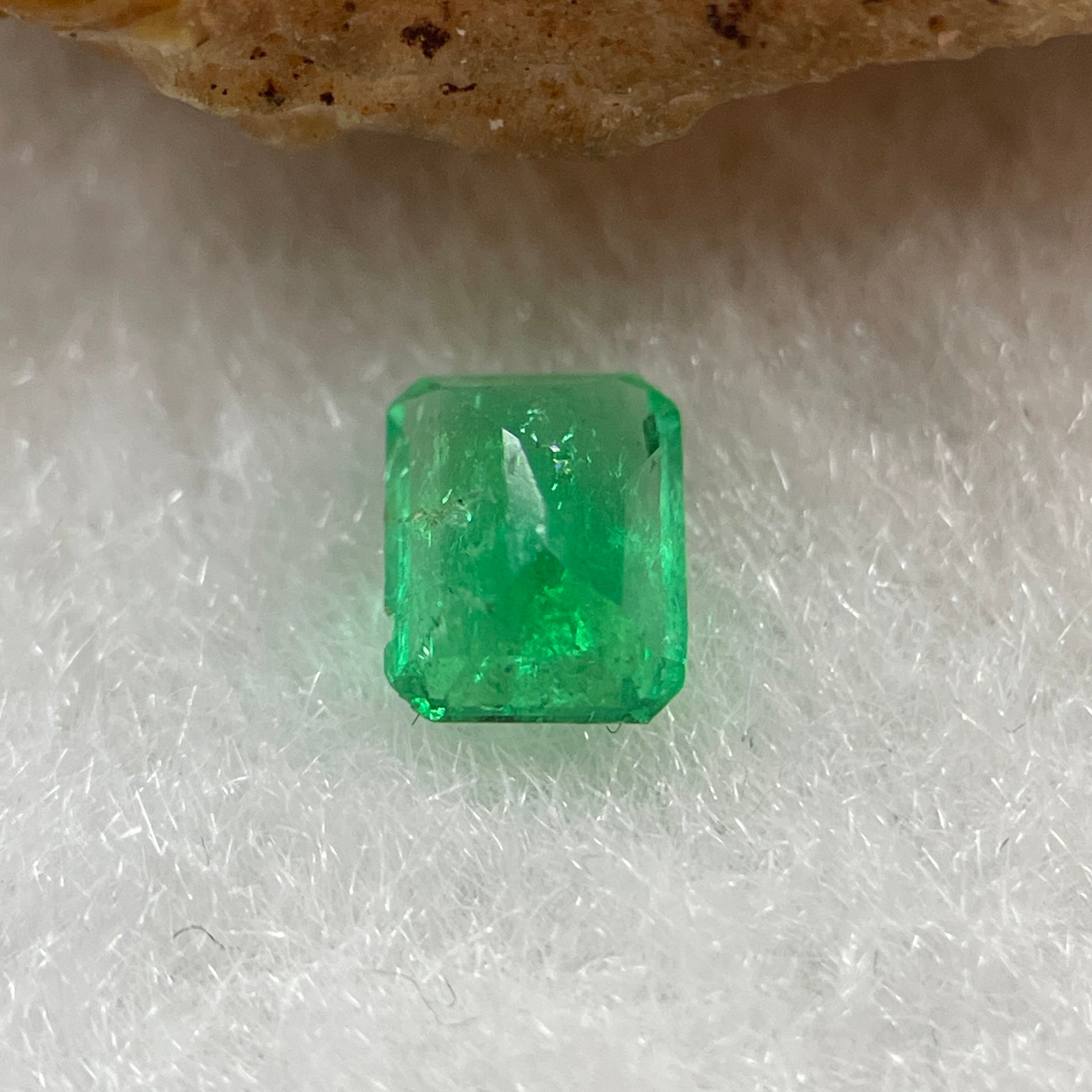 Natural Colombia Vivid Green Emerald (Beryl) Cut-Cornered Rectangular Step cut 0.41ct 5.0 by 4.1 by 2.9mm - Huangs Jadeite and Jewelry Pte Ltd