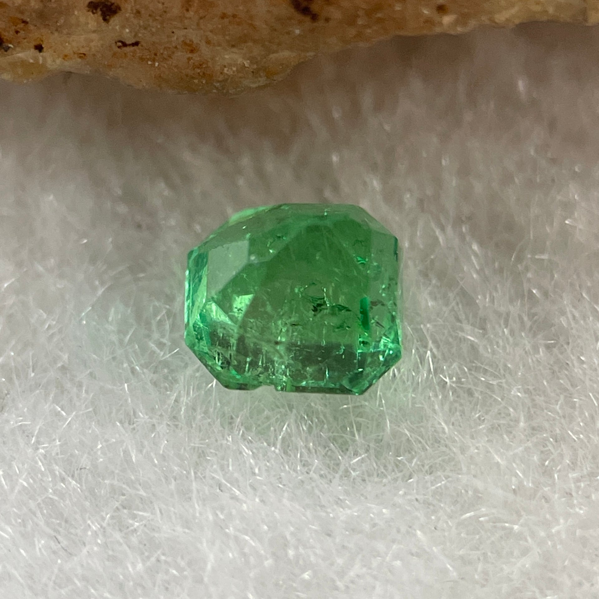 Natural Colombia Vivid Green Emerald (Beryl) Cut-Cornered Rectangular Step cut 0.42ct 4.5 by 4.2 by 3.4mm - Huangs Jadeite and Jewelry Pte Ltd
