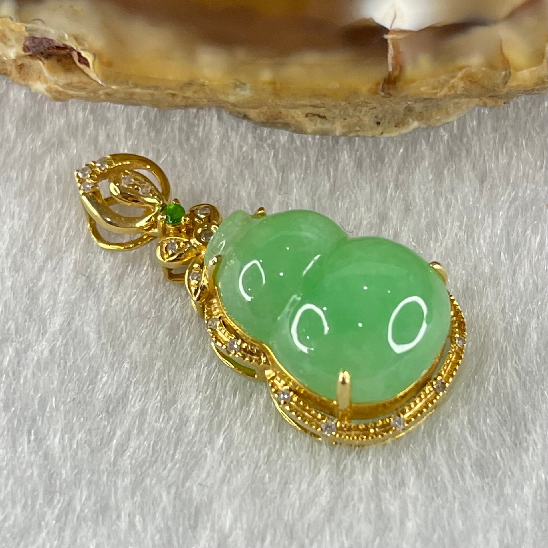 Type A Apple Green Jadeite Hulu and Diamonds 18K Yellow Gold Pendant 2.35g 13.2 by 9.5 by 4.5mm - Huangs Jadeite and Jewelry Pte Ltd