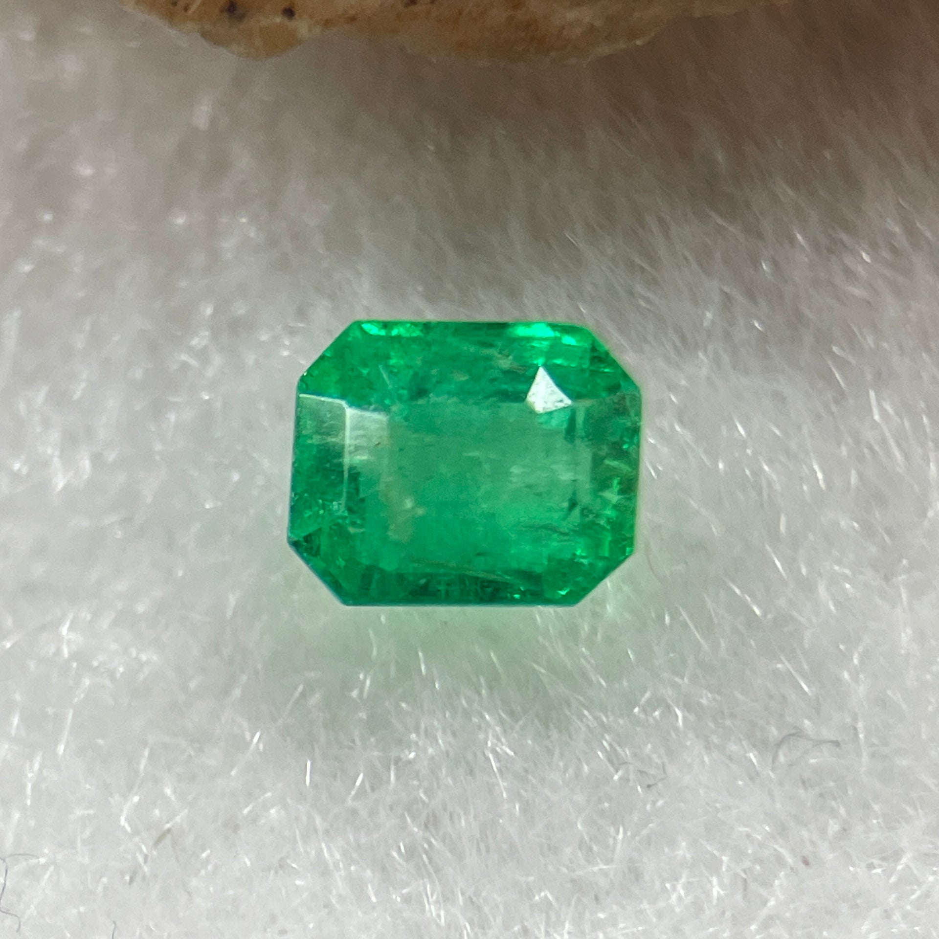 Natural Colombia Vivid Green Emerald (Beryl) Cut-Cornered Rectangular Step cut 0.46ct 5.4 by 4.0 by 3.2mm - Huangs Jadeite and Jewelry Pte Ltd