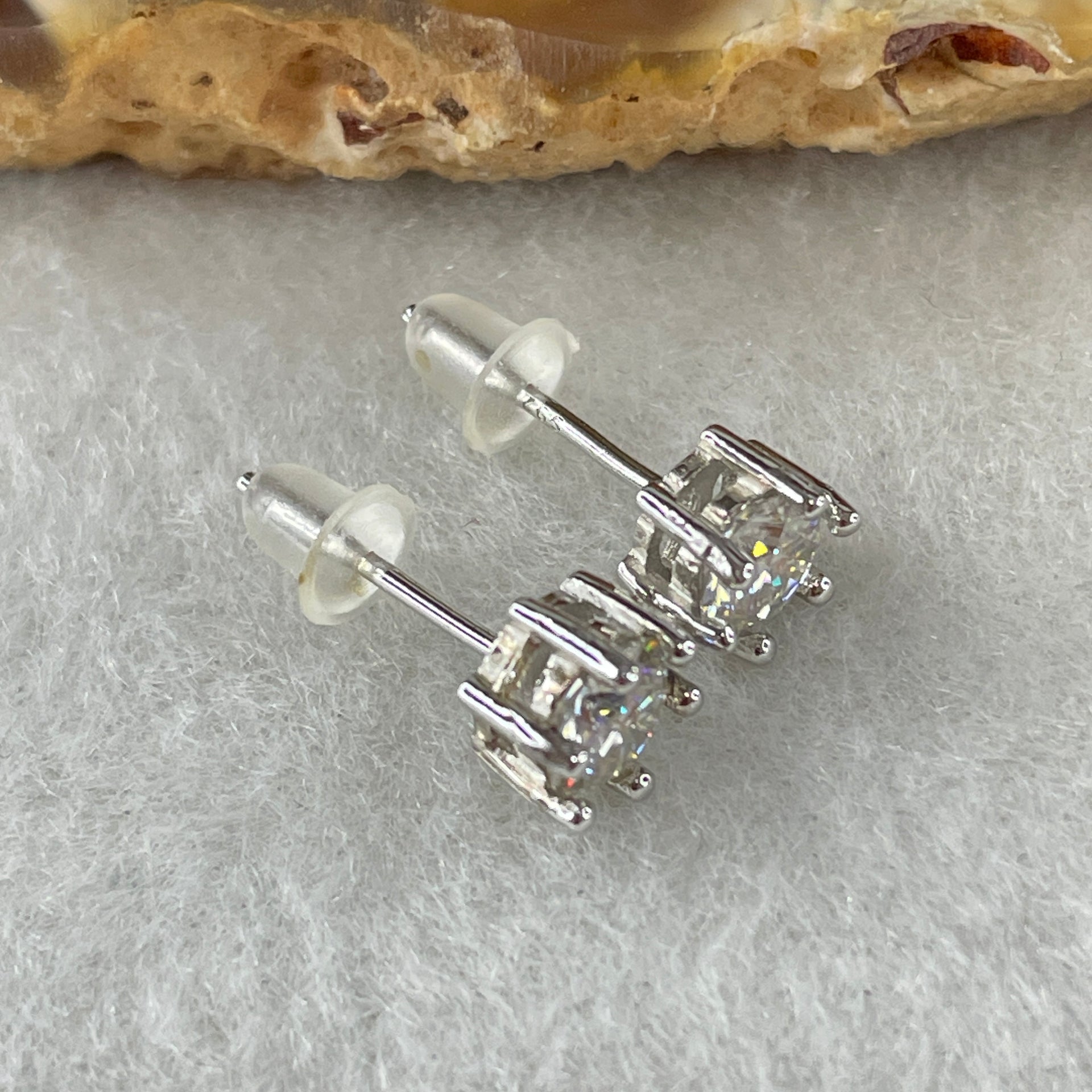 0.5 Ct Colourless Round Brilliant Diameter 5.0mm D VVS1 Excellent Cut Excellent Polish Excellent Symmetry None Florescence Moissanite in S925 Silver Earrings GRA 218444636 - Huangs Jadeite and Jewelry Pte Ltd