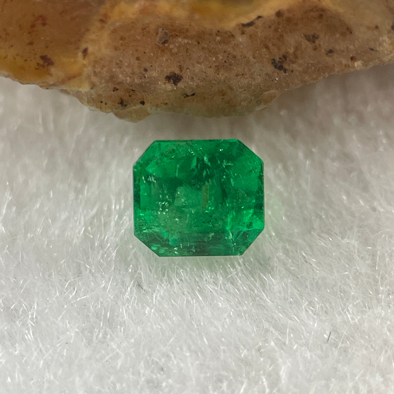 Natural Colombia Green Emerald (Beryl) Cut-Cornered Rectangular step cut 0.53ct 4.9 by 4.6 by 3.7mm - Huangs Jadeite and Jewelry Pte Ltd