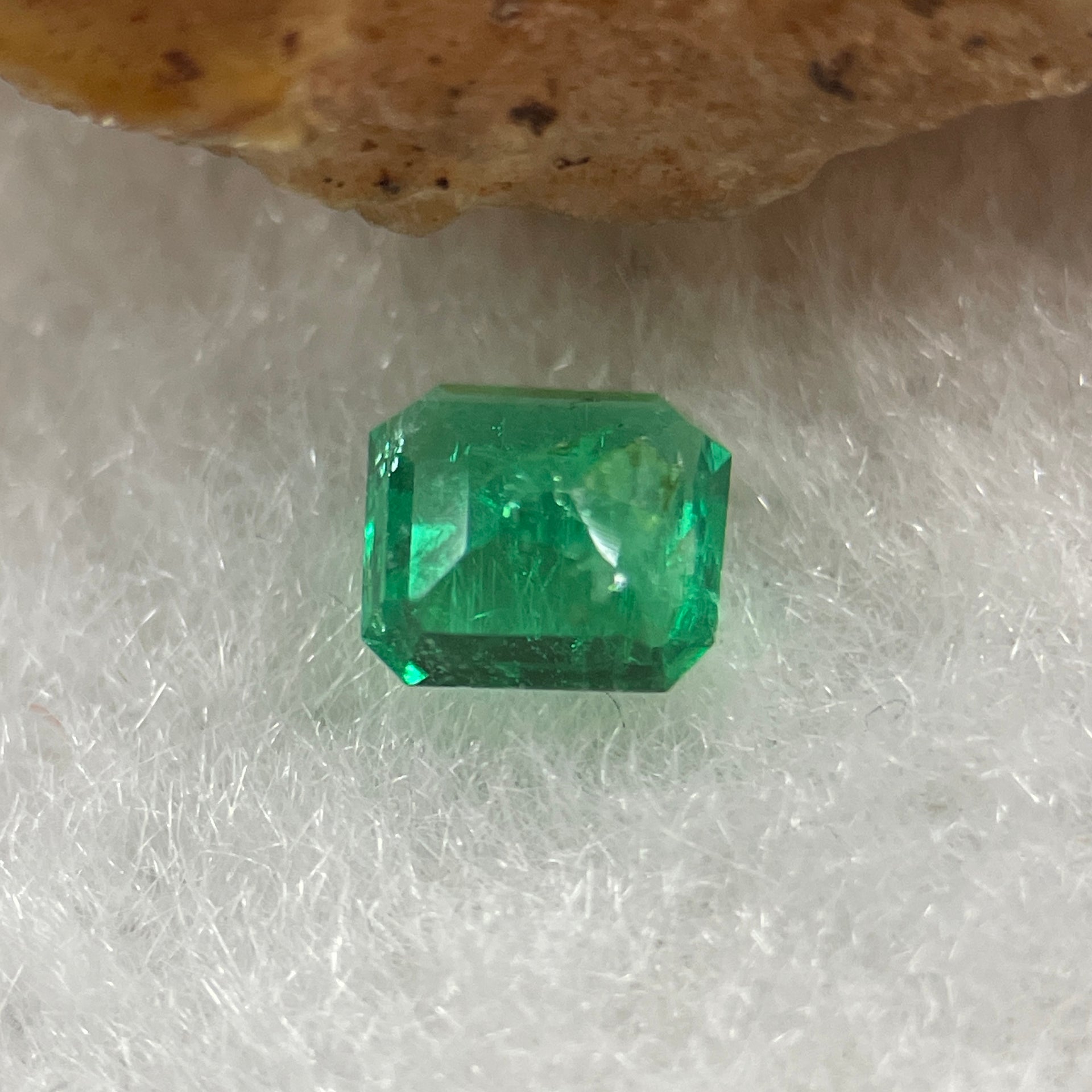 Natural Colombia Vivid Green Emerald (Beryl) Cut-Cornered Rectangular Step cut 0.45ct 5.0 by 4.6 by 2.8m - Huangs Jadeite and Jewelry Pte Ltd