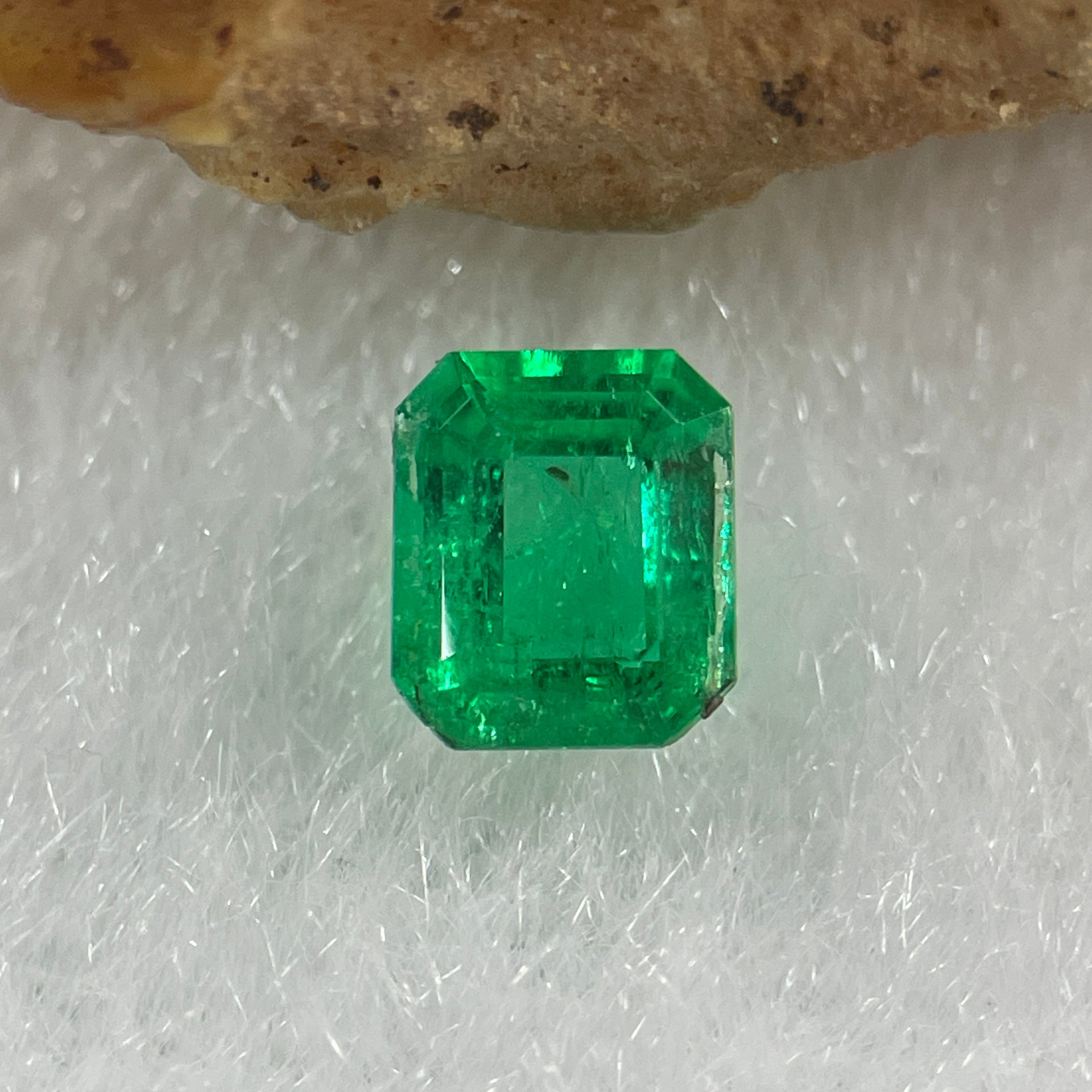 Natural Colombia Vivid Green Emerald (Beryl) Cut-Cornered Rectangular Step cut 0.48ct 5.2 by 4.5 by 2.8mm - Huangs Jadeite and Jewelry Pte Ltd