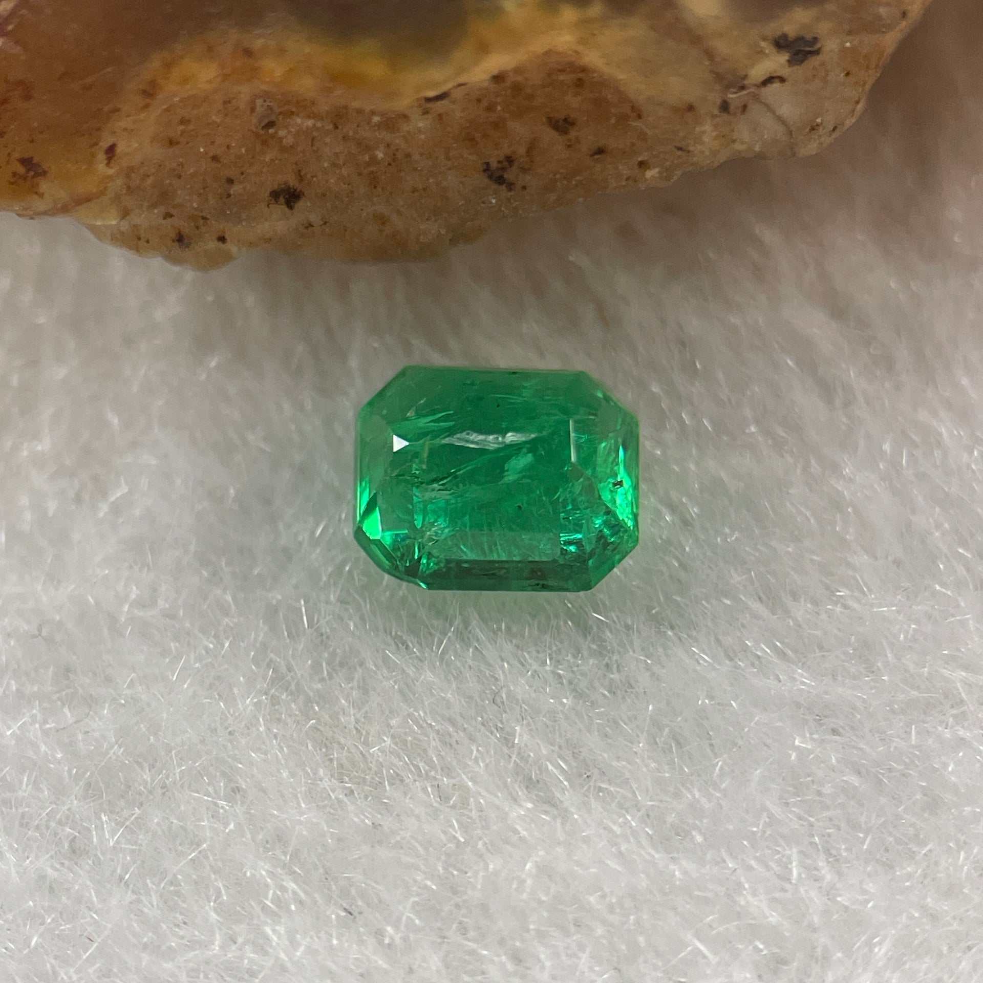 Natural Colombia Green Emerald (Beryl) Cut-Cornered Rectangular step cut 0.59ct 5.5 by 4.4 by 3.2mm - Huangs Jadeite and Jewelry Pte Ltd