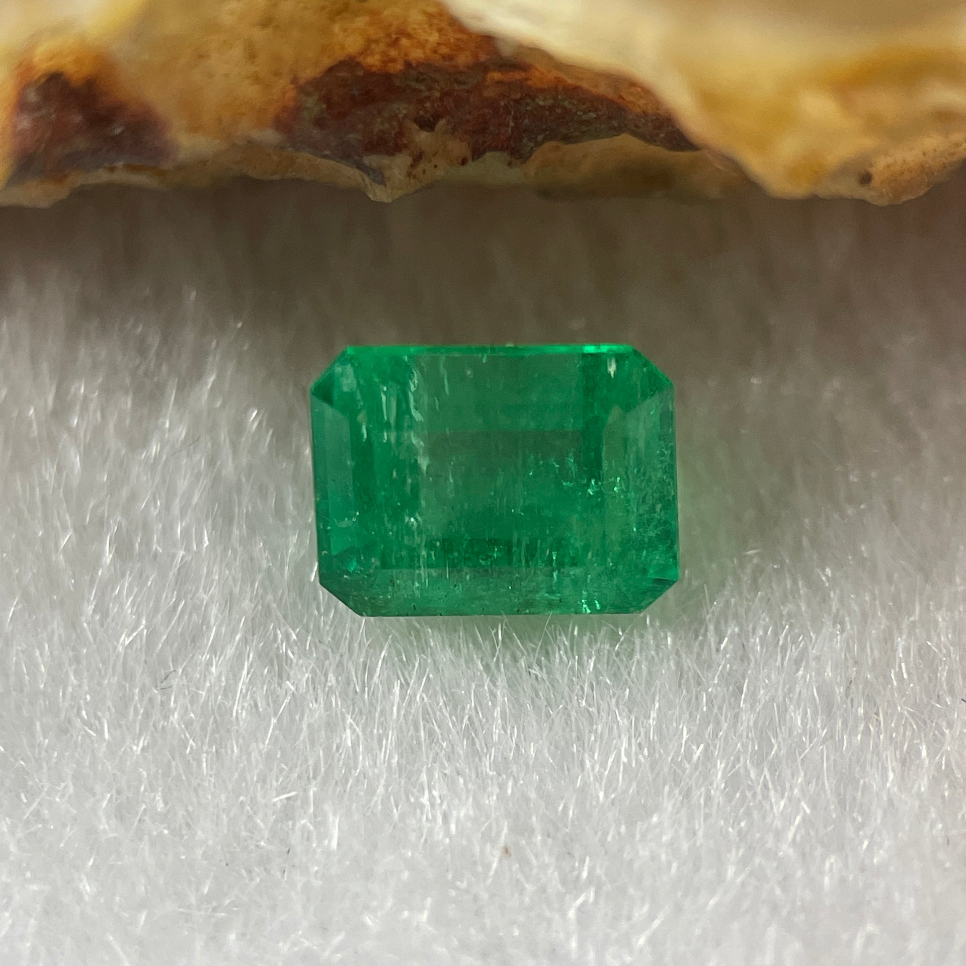 Natural Colombia Green Emerald (Beryl) Cut-Cornered Rectangular step cut 1.08ct 6.3 by 5.0 by 4.3mm - Huangs Jadeite and Jewelry Pte Ltd