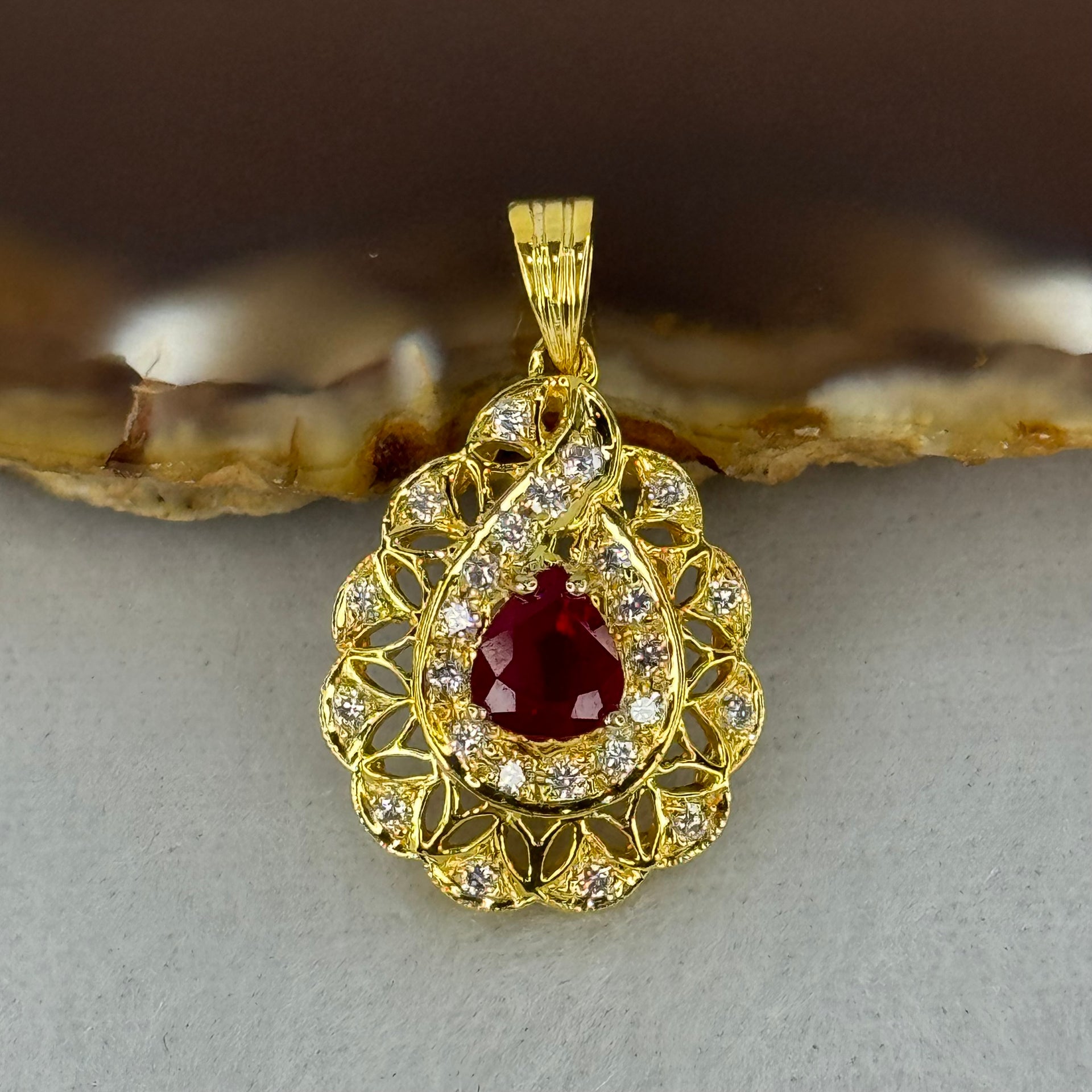 Natural Transparent Vivid Red Pear Shape Brilliant / Step Cut Ruby (Heated) Approx. 1.0ct 6.02 by 5.42 by 3.85mm in 750 18K Yellow Gold and Natural Diamonds 3.39g - Huangs Jadeite and Jewelry Pte Ltd