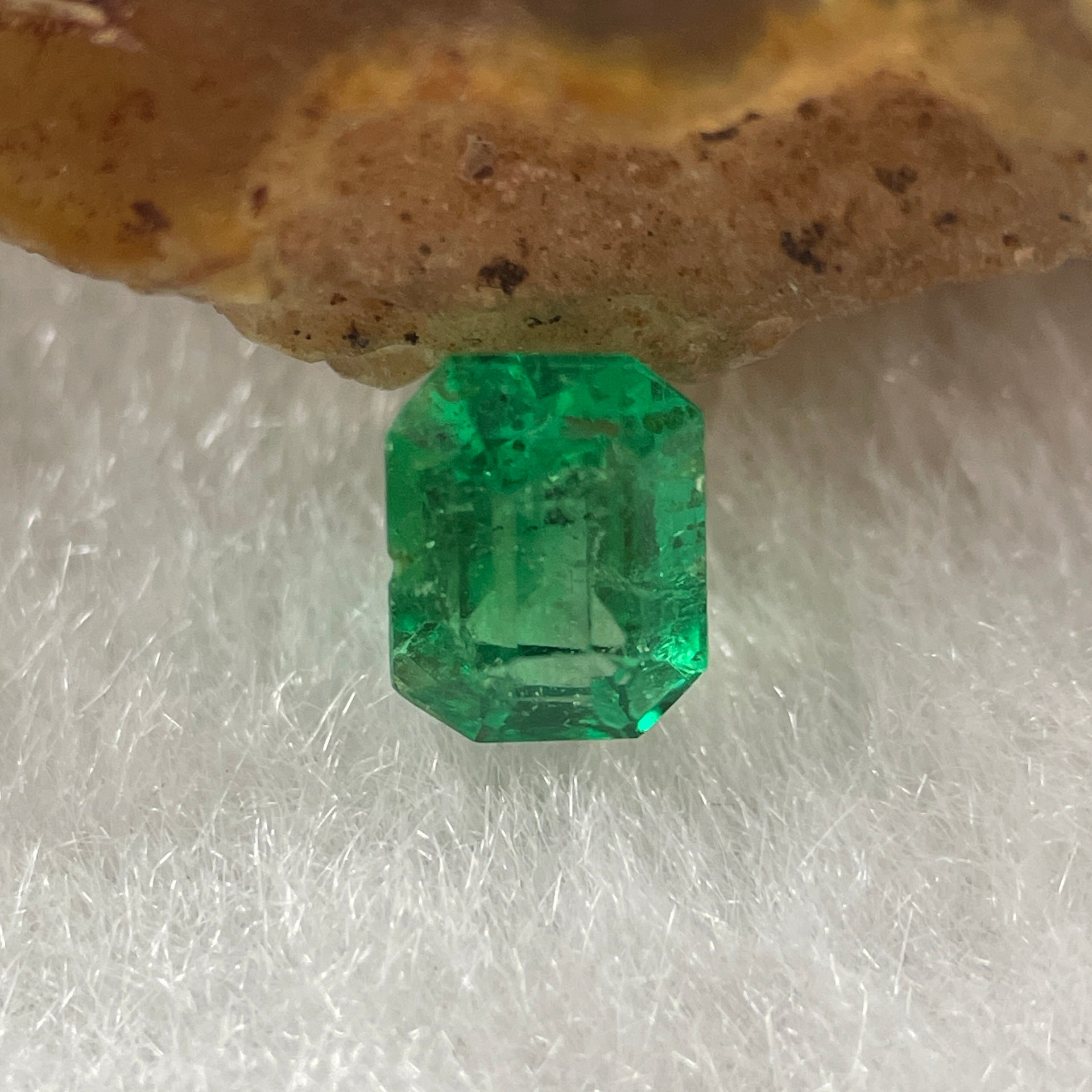Natural Colombia Green Emerald (Beryl) Cut-Cornered Rectangular step cut 0.58ct 5.5 by 3.8 by 3.7mm - Huangs Jadeite and Jewelry Pte Ltd
