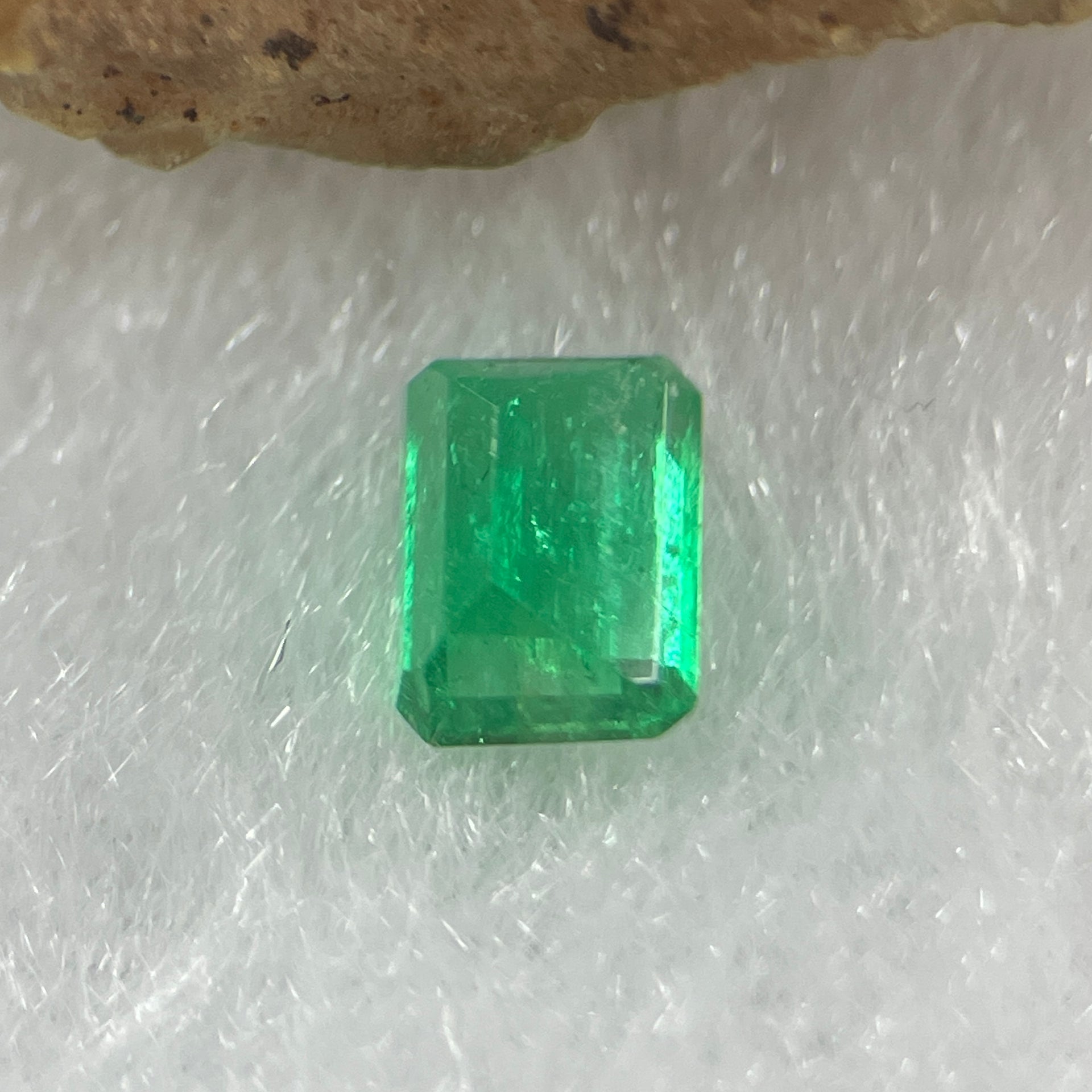 Natural Colombia Vivid Green Emerald (Beryl) Cut-Cornered Rectangle Step cut 0.48ct 5.2 by 3.9 by 3.0mm - Huangs Jadeite and Jewelry Pte Ltd