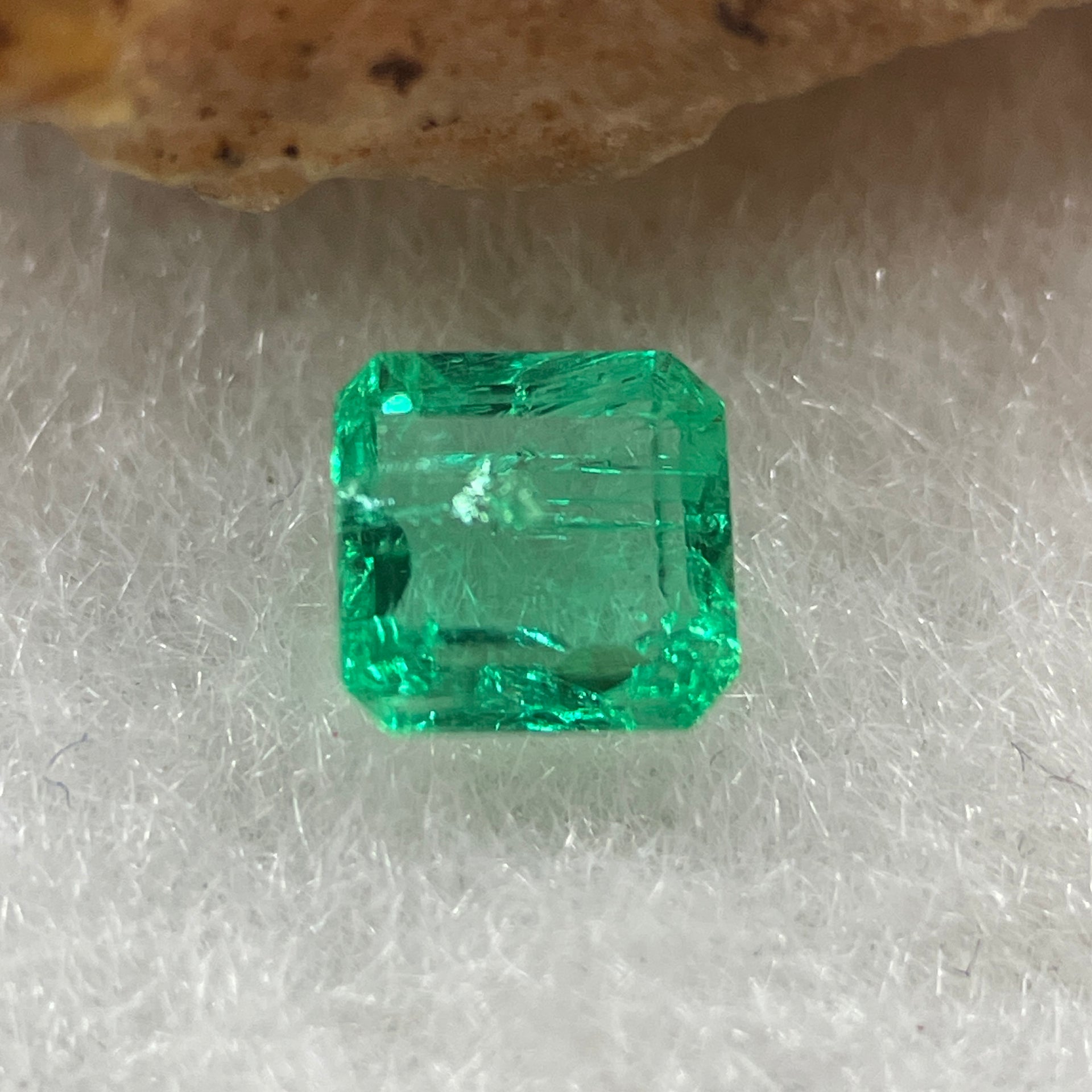 Natural Colombia Vivid Green Emerald (Beryl) Cut-Cornered Square Step cut 0.43ct 4.7 by 4.6 by 2.6mm - Huangs Jadeite and Jewelry Pte Ltd