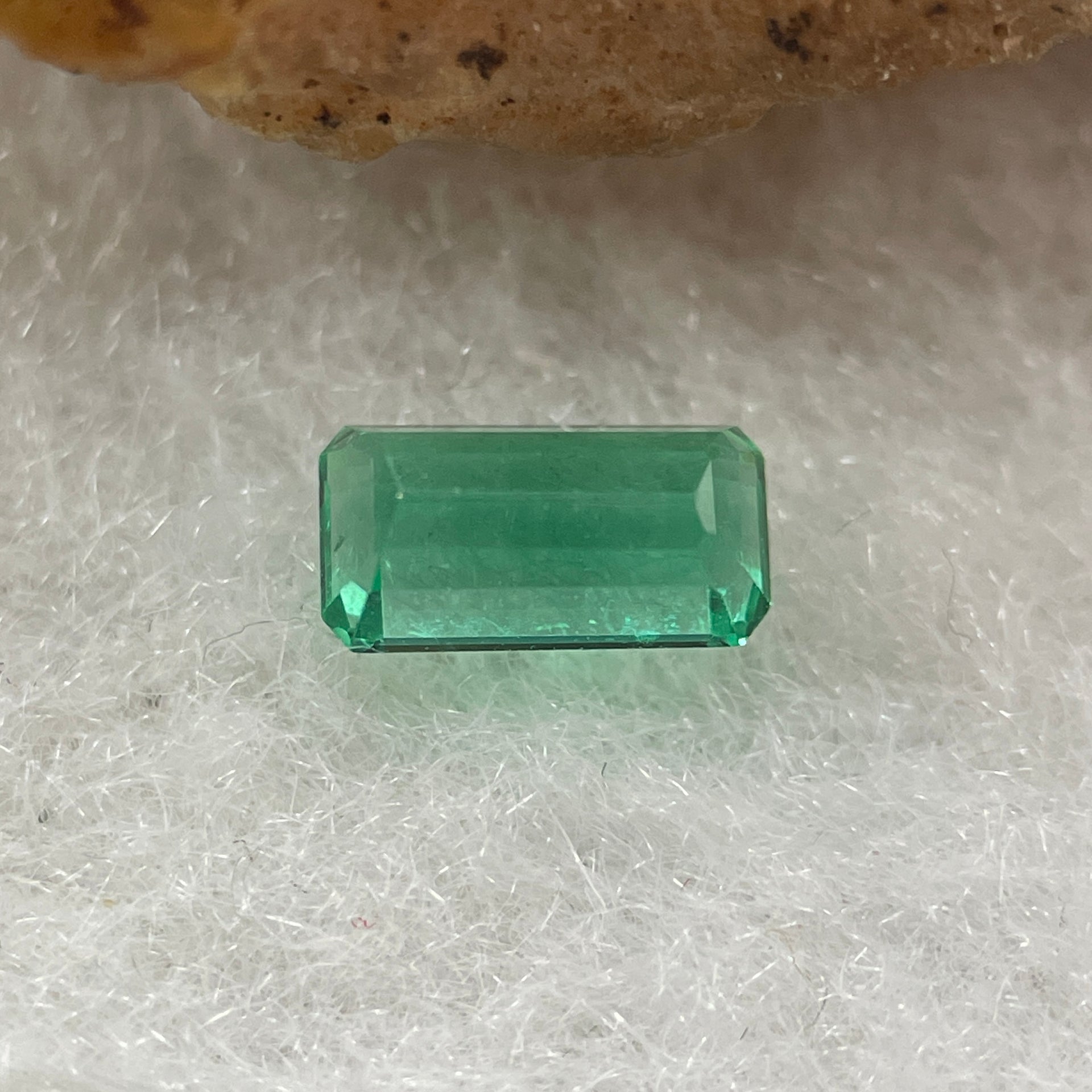 Natural Colombia Vivid Green Emerald (Beryl) Cut-Cornered Rectangular Step cut 0.40ct 5.8 by 3.1 by 2.5mm - Huangs Jadeite and Jewelry Pte Ltd