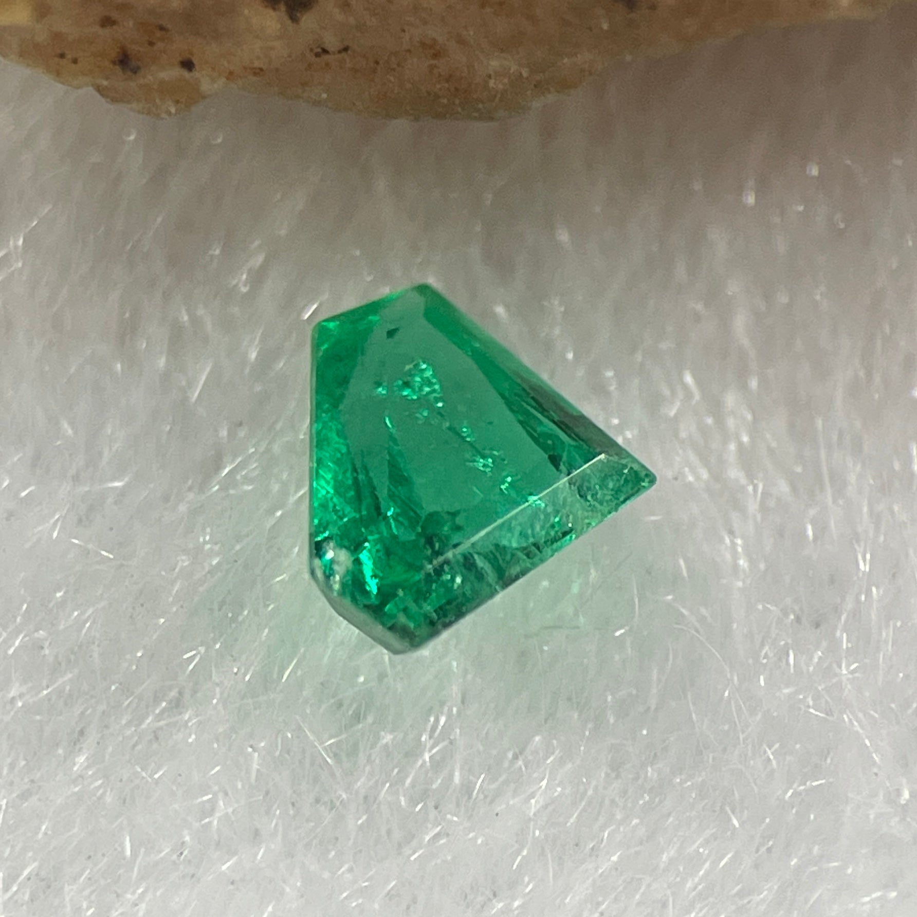 Natural Colombia Vivid Green Emerald (Beryl) Cut-Cornered Grace Step cut 0.30ct 5.7 by 4.4 by 2.5mm - Huangs Jadeite and Jewelry Pte Ltd