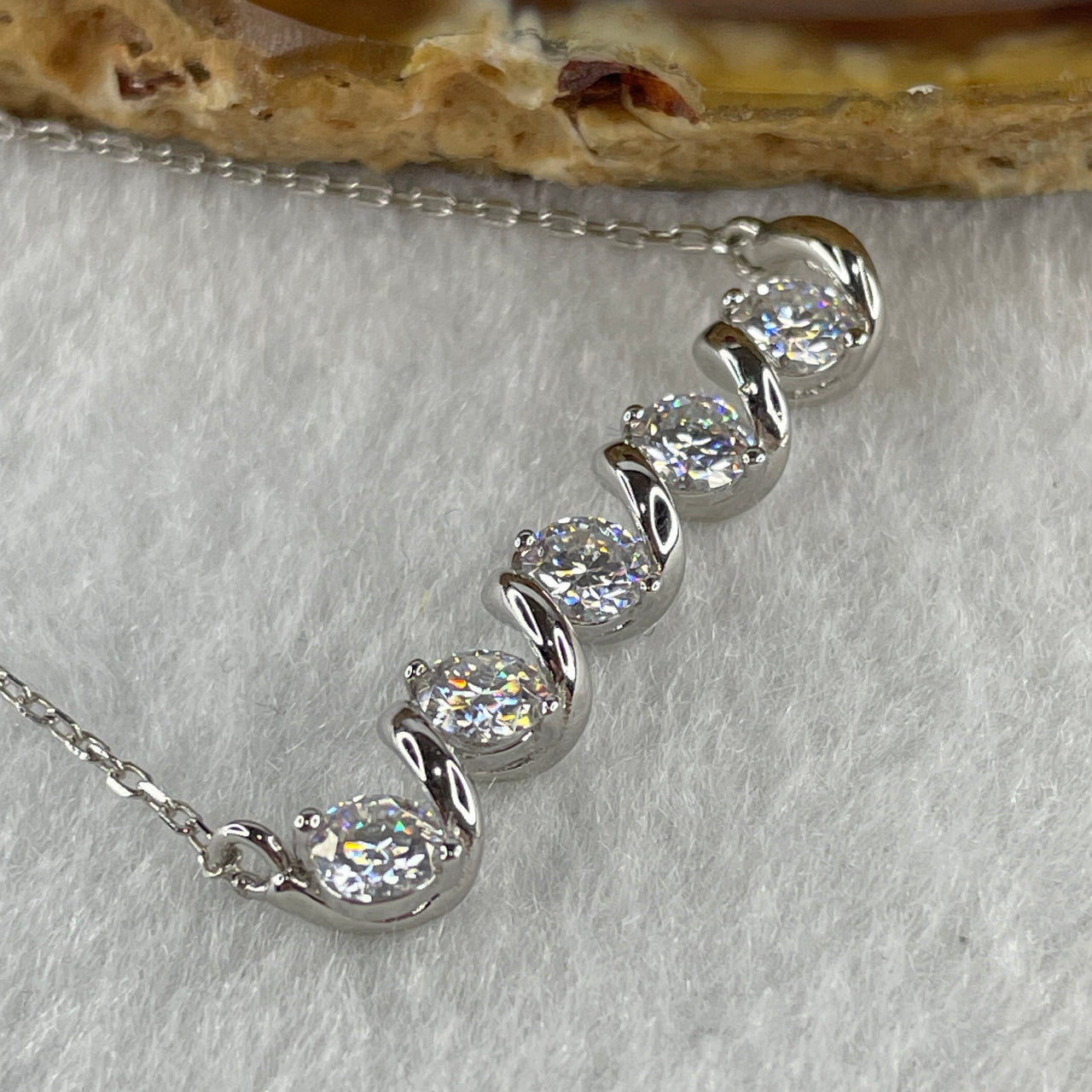 0.2Ct Colourless Round Brilliant Diameter 4.0mm VVS1 Excellent Cut Moissanite Excellent Polish Excellent Symmetry None Florescence in S925 Silver Necklace 40cm