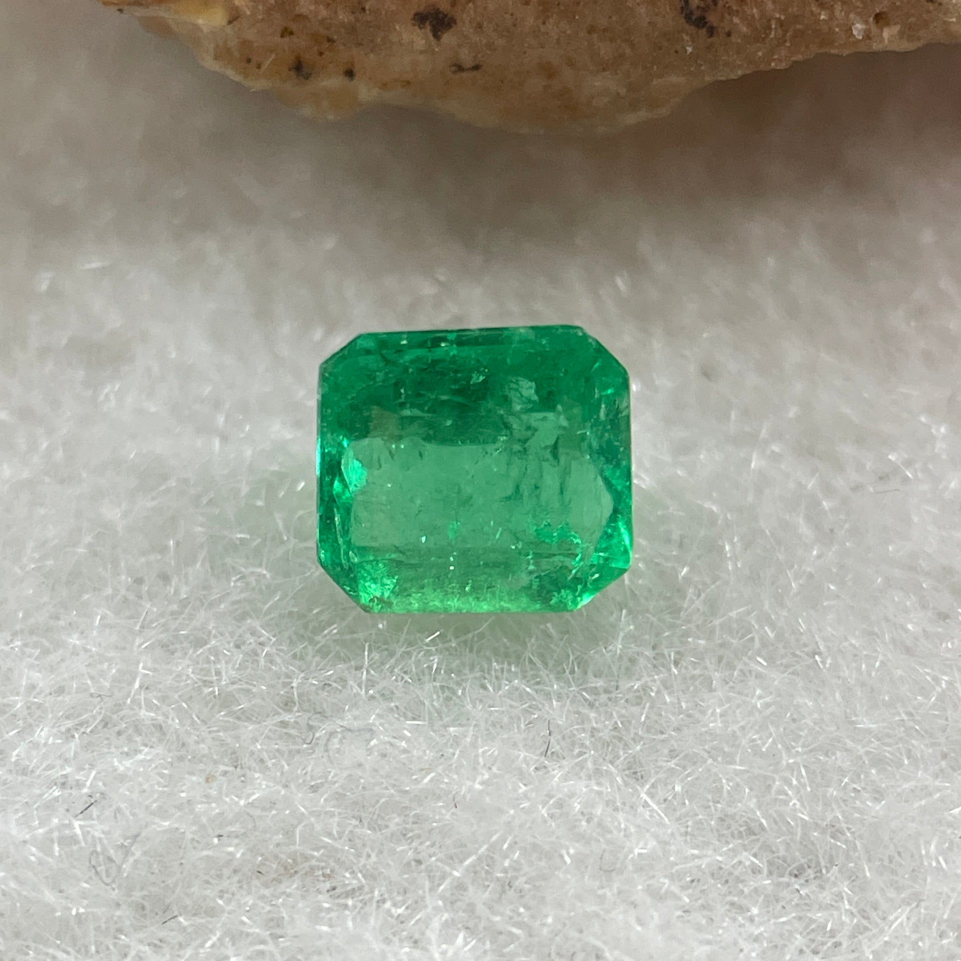 Natural Colombia Vivid Green Emerald (Beryl) Cut-Cornered Rectangular Step cut 0.44ct 4.8 by 4.6 by 2.9mm - Huangs Jadeite and Jewelry Pte Ltd
